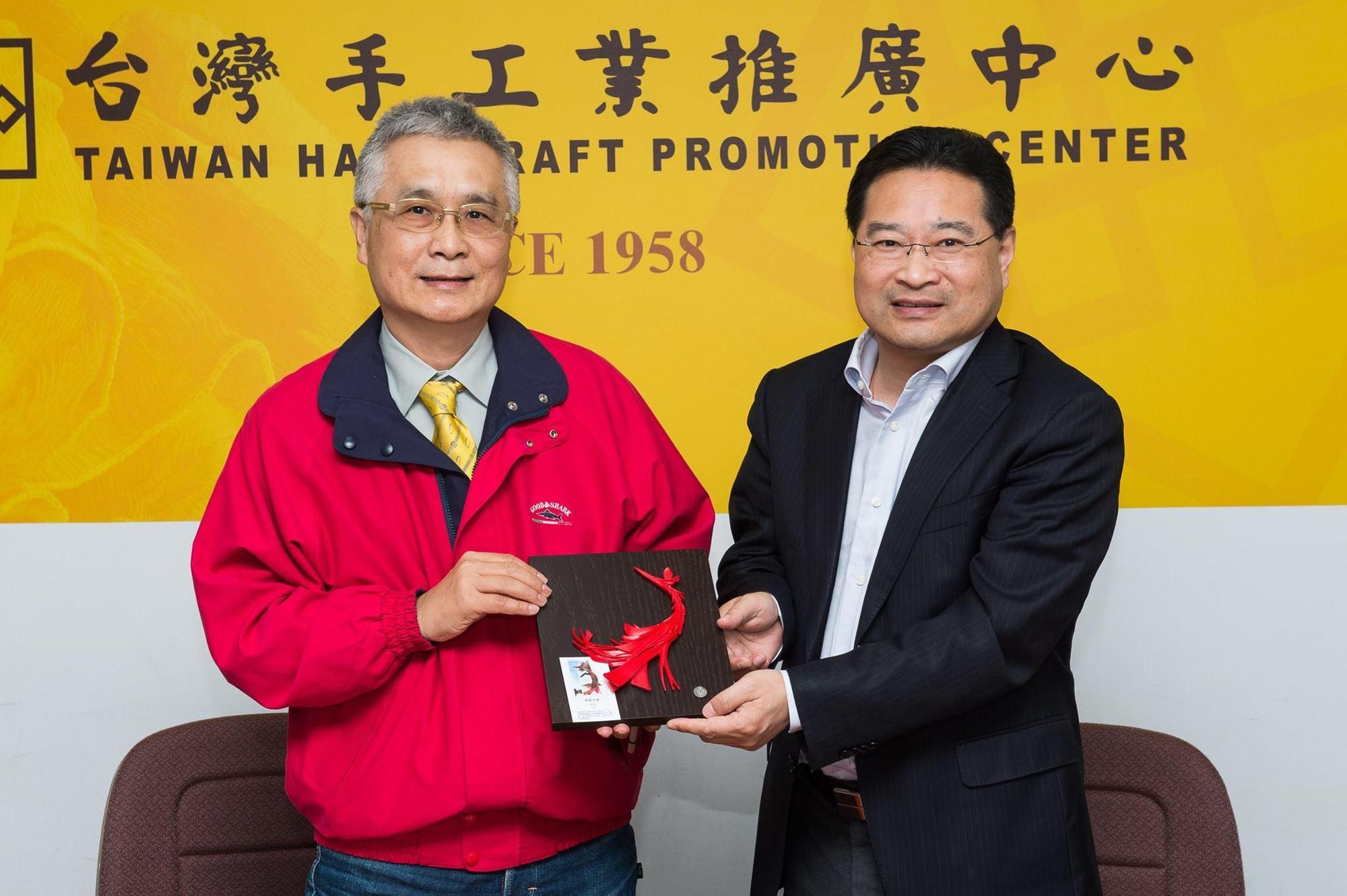 台灣手工藝推廣中心董事長廖永來（左）證實國家文創禮品館營業至6月底後就要結束營業。（翻攝國家文創禮品館臉書）