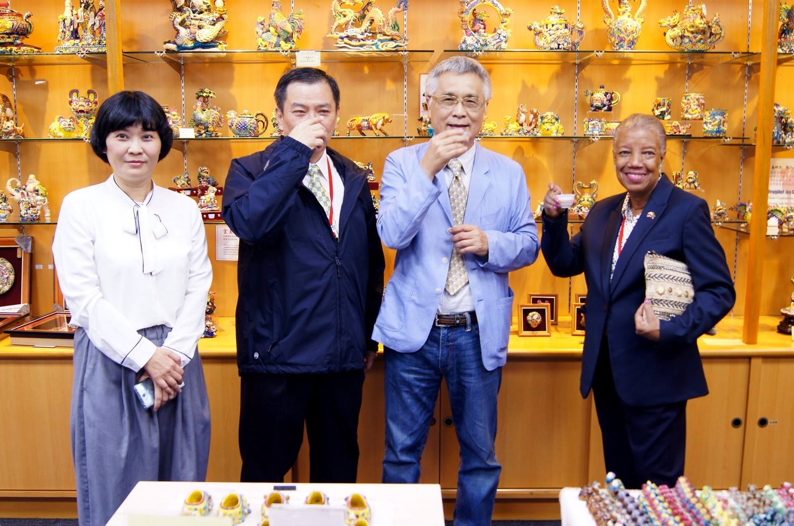 台灣手工業推廣中心董事長廖永來（右2）將成為末代董座。（翻攝國家文創禮品館臉書）