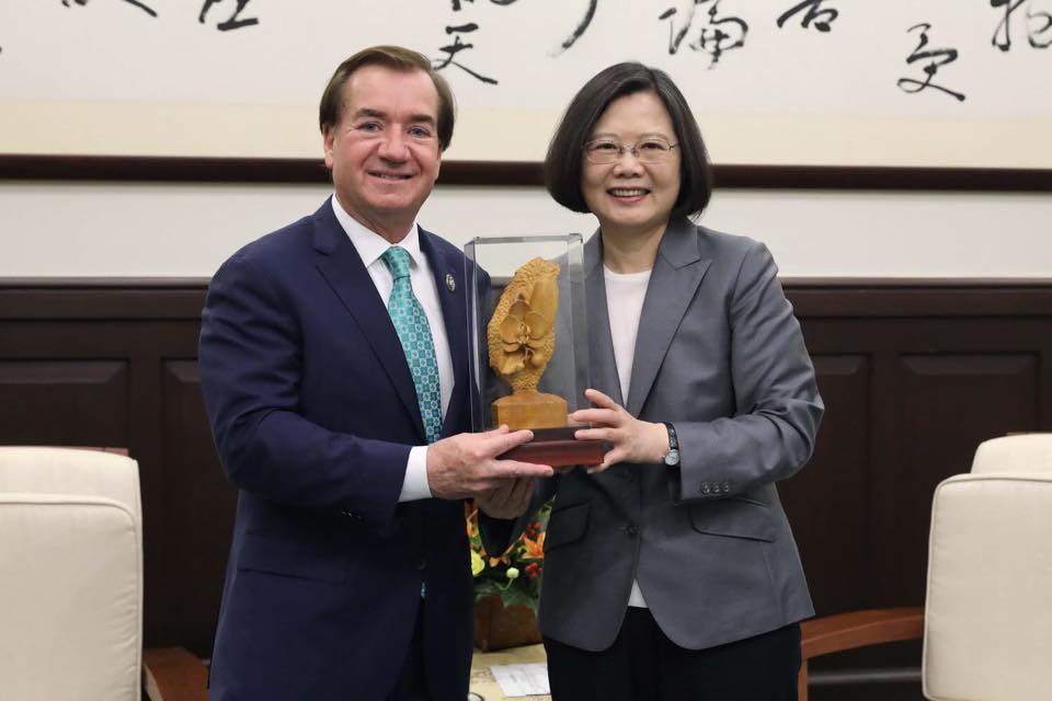 總統蔡英文曾送給外賓的木雕禮品「芬芳」，在國家文創禮品館買得到。（翻攝國家文創禮品館臉書）