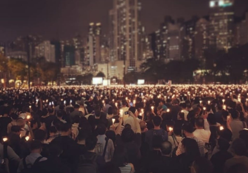 不怕官方禁令，香港人民在6月4日晚間齊聚維園為六四事件哀悼。（翻攝自加拿大駐香港及澳門總領事館）