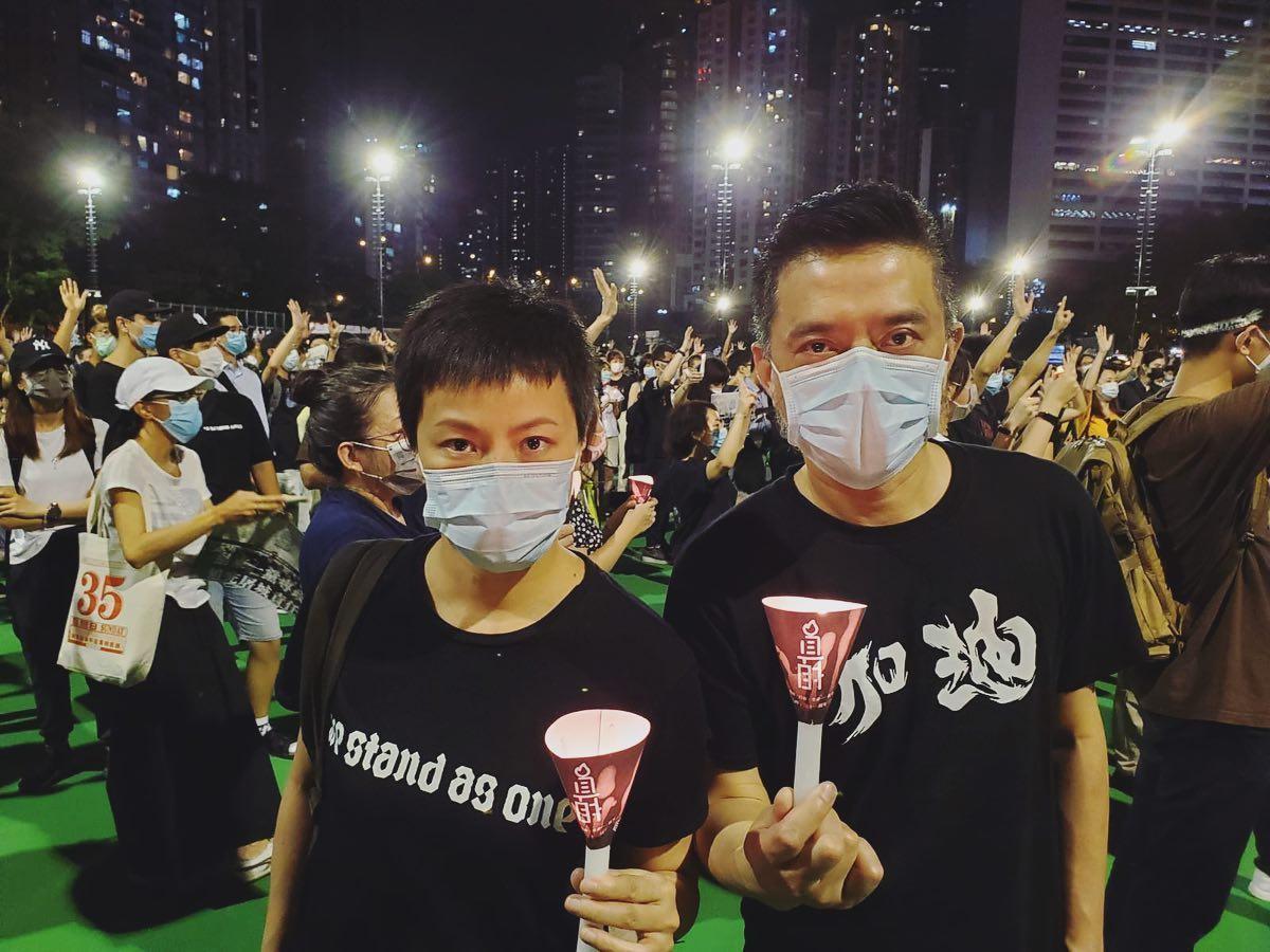 歌手何韻詩在維園和人們一起點起蠟燭,呼籲當局給出真相,毋忘六四。(翻攝何韻詩臉書)