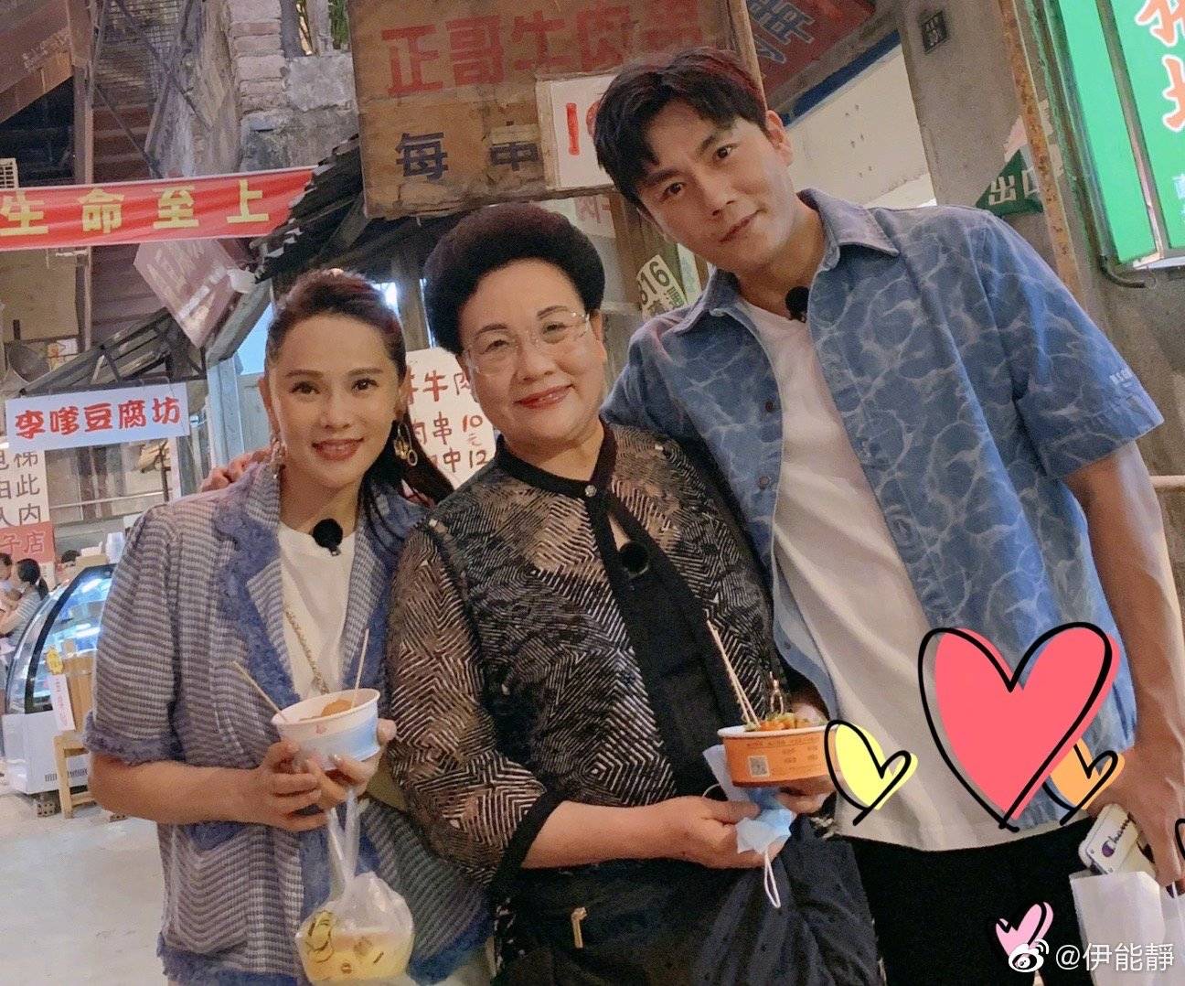 伊能靜與老公秦昊帶著秦昊母親一起參加大陸實境節目《婆婆和媽媽》，互動自然的3人組受到不少觀眾喜愛。（翻攝自伊能靜微博）