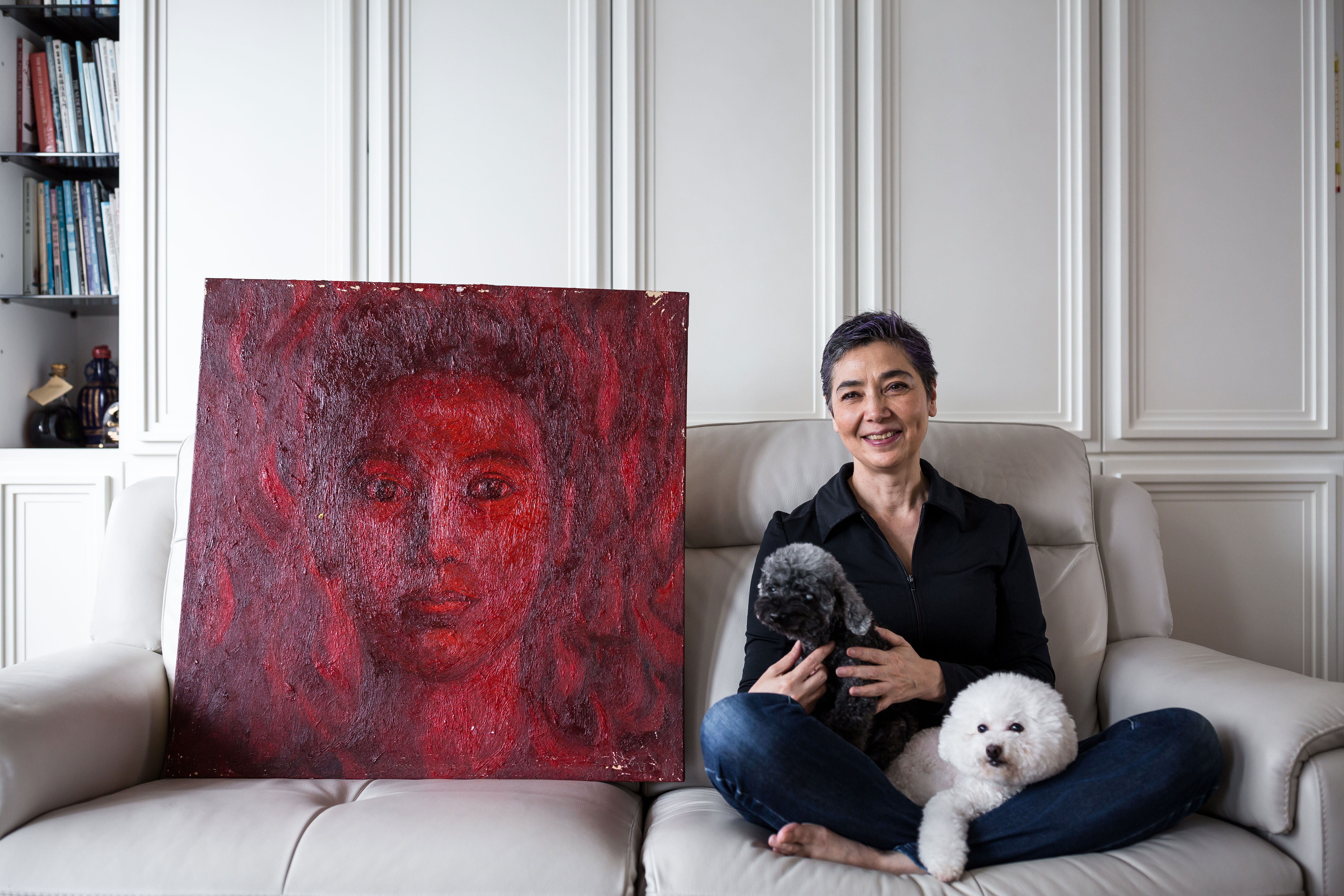 賴佩霞自復興美工肄業，有繪畫底子， 後來又去印度學習靜心繪畫， 紅色自畫像代表她的熱情、有愛。