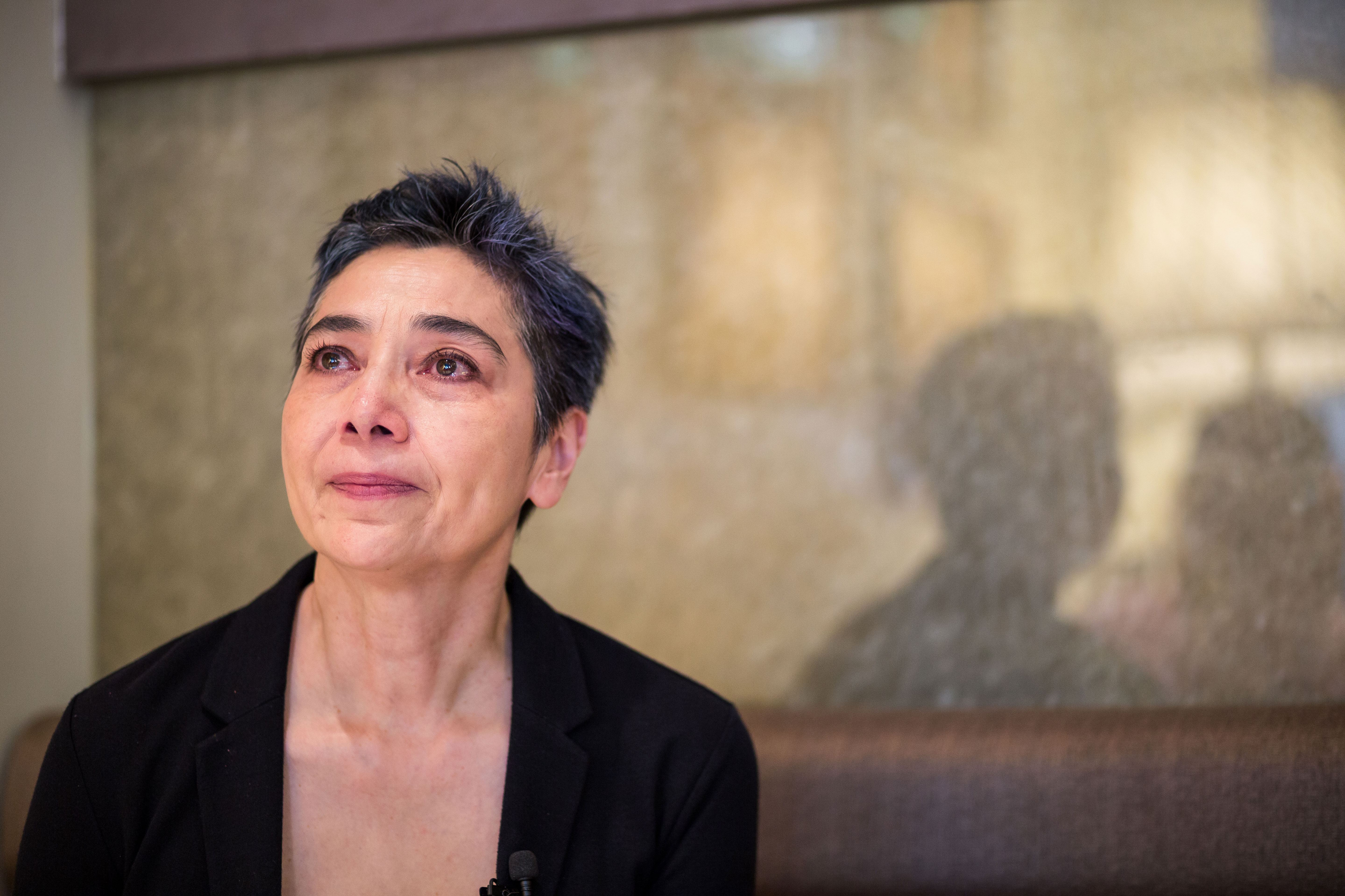 賴佩霞說話時， 習慣比手畫腳、擠眉弄眼，有種戲劇效果， 但提到陳年往事，還是難掩落淚。