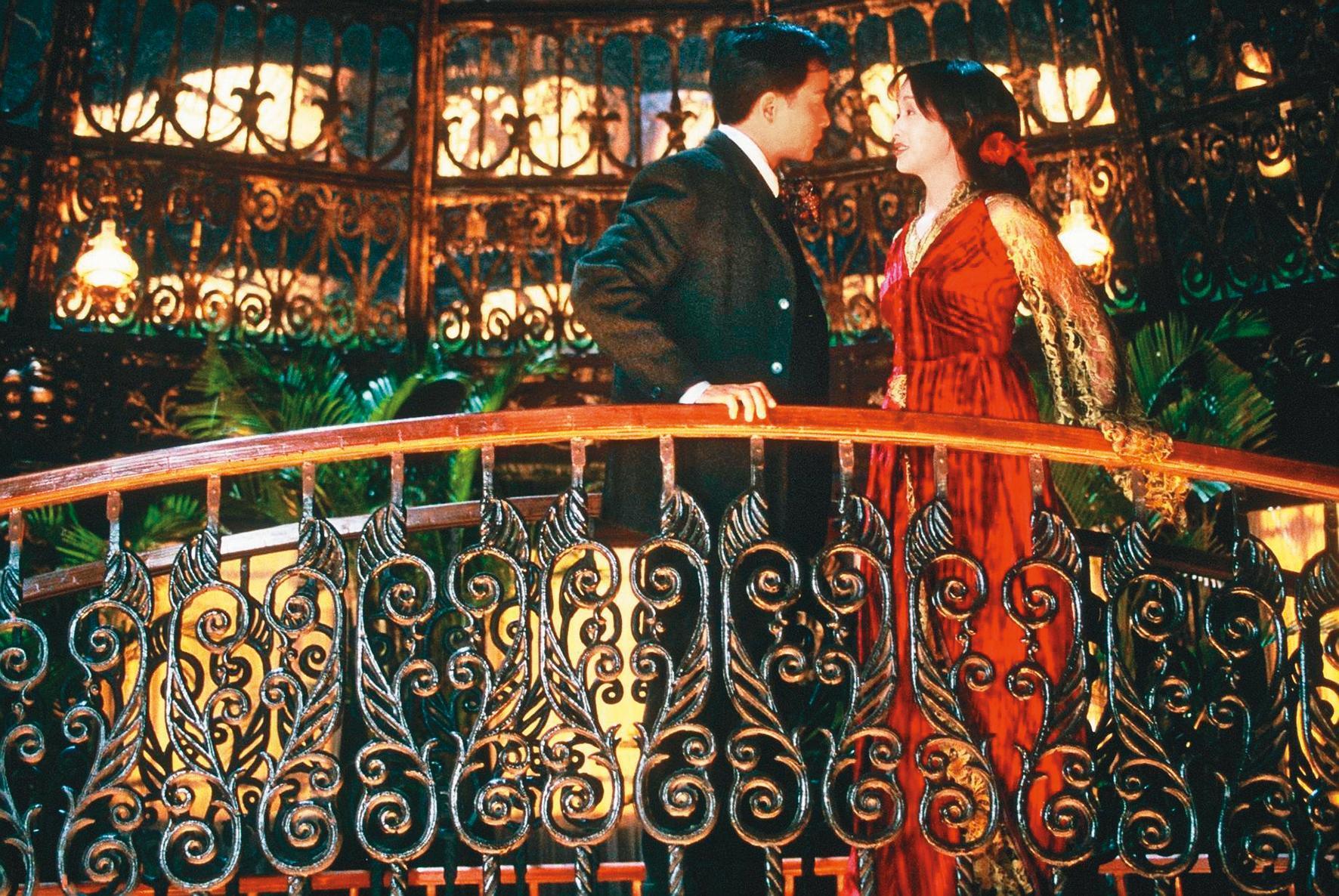 《夜半歌聲》上映4K修復版本,張國榮(左)和吳倩蓮(右)在北京拍攝,身兼主演、監製又做歌曲的張國榮,為電影事必躬親,付出甚多。(華映娛樂提供)