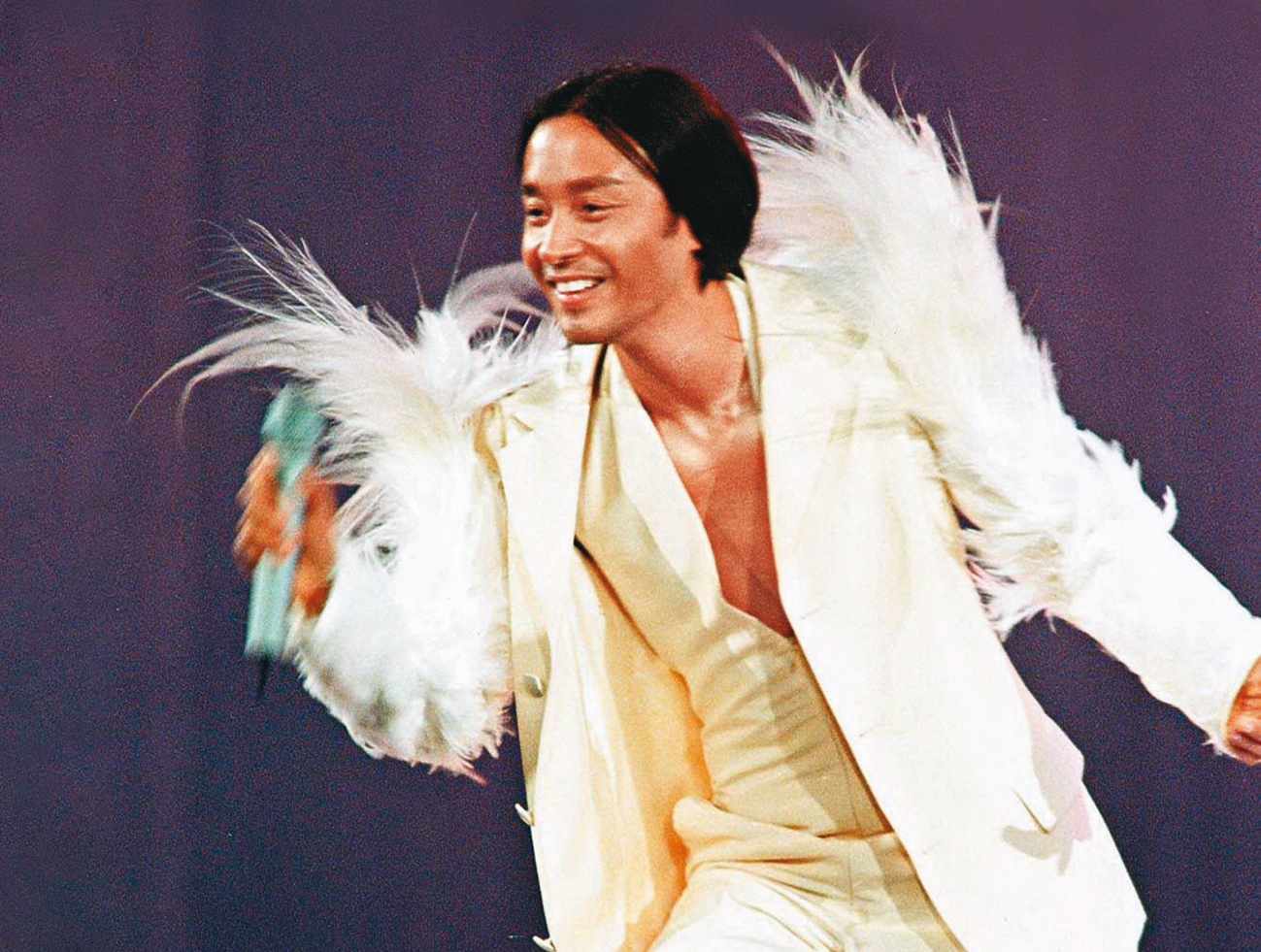 張國榮深情藏歌喉，專輯銷量驚人，電影作品更是戲路多變，舞台上他的帥、他的美、他對工作的要求和努力付出，都是令人難以忘懷的明星風範。（東方IC）