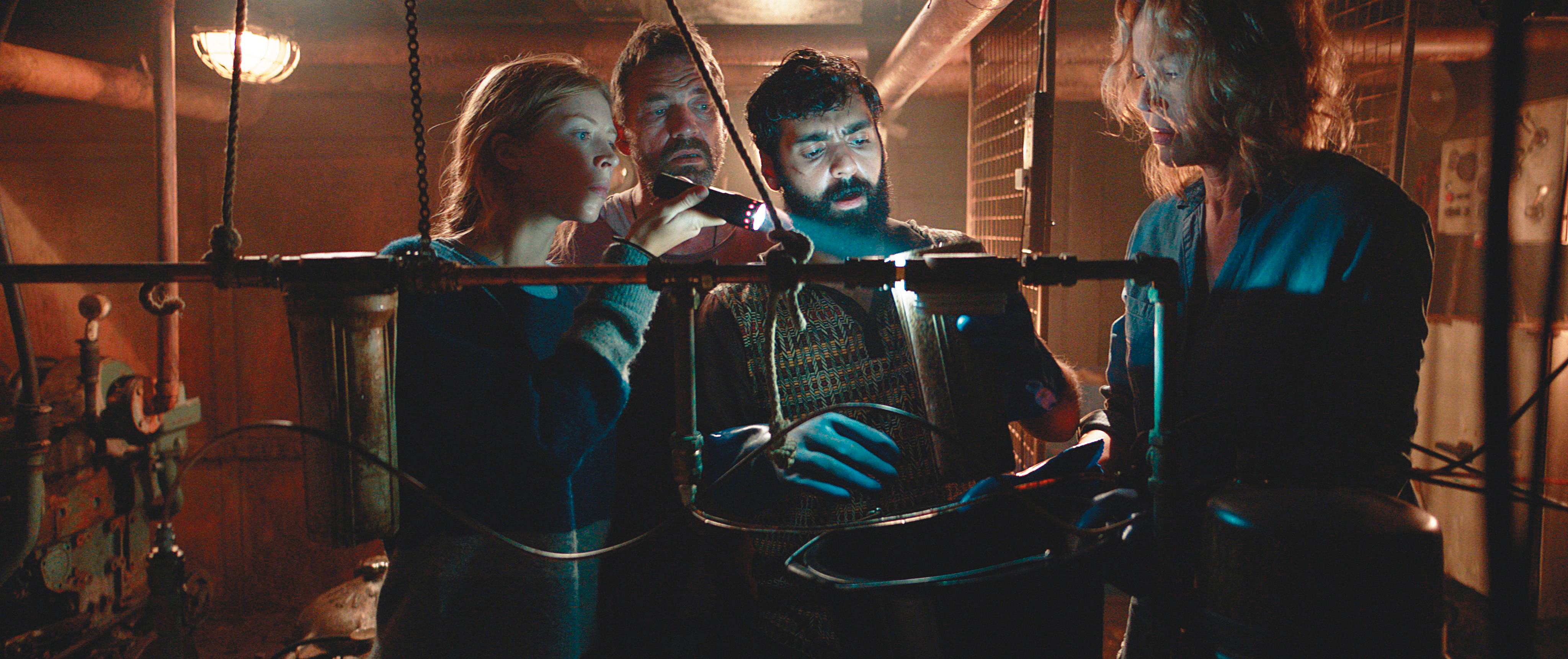 一艘拖網漁船意外陷入不明海底生物的陷阱，船員紛遭感染，電影並非大型災難片，卻在小品中埋入各種豐富的議題。（光年映畫提供）