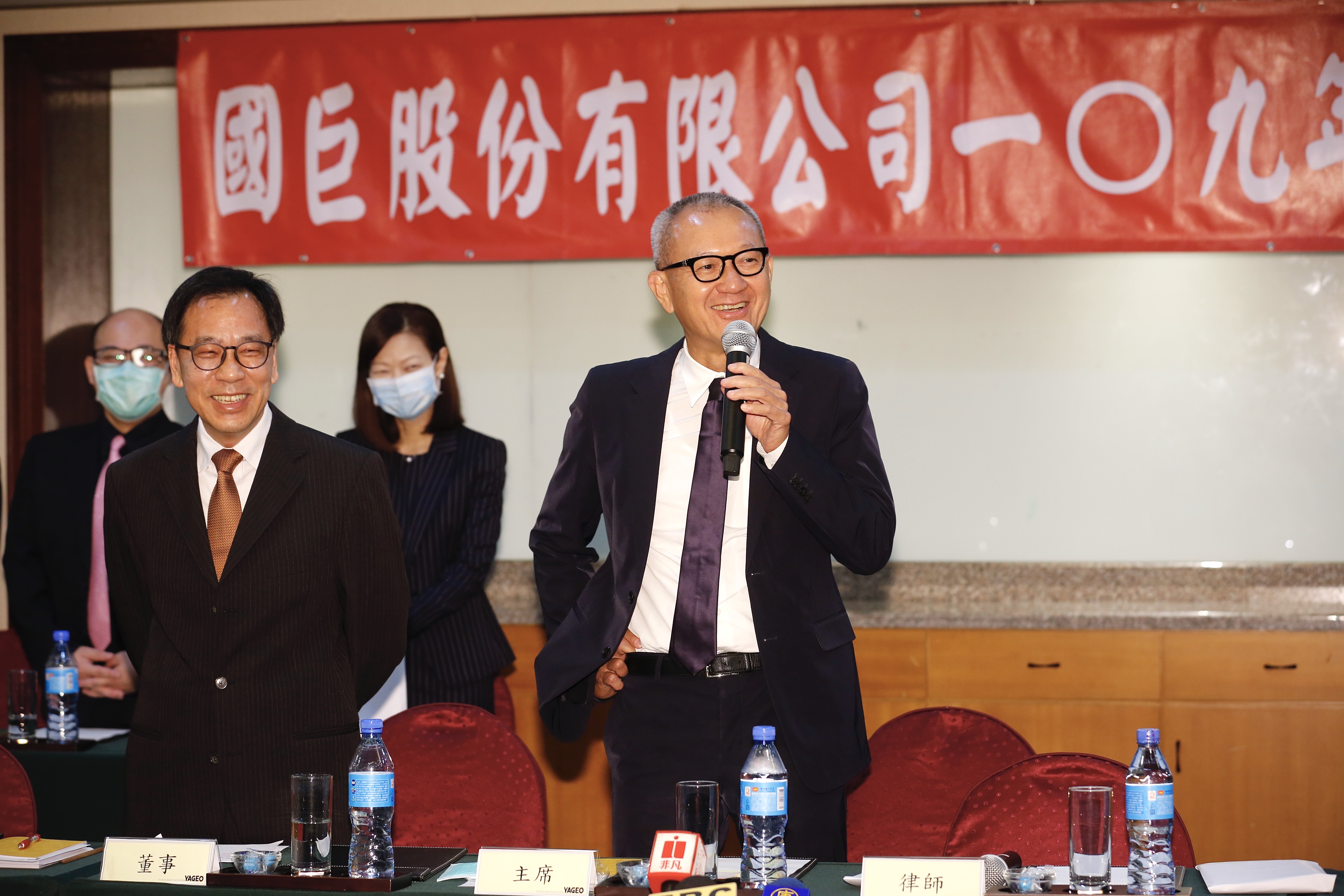 對於美方圍堵華為一事，國巨董事長陳泰銘（右）分析指出，「就算沒有華為、還有其他公司」。（本刊資料照）