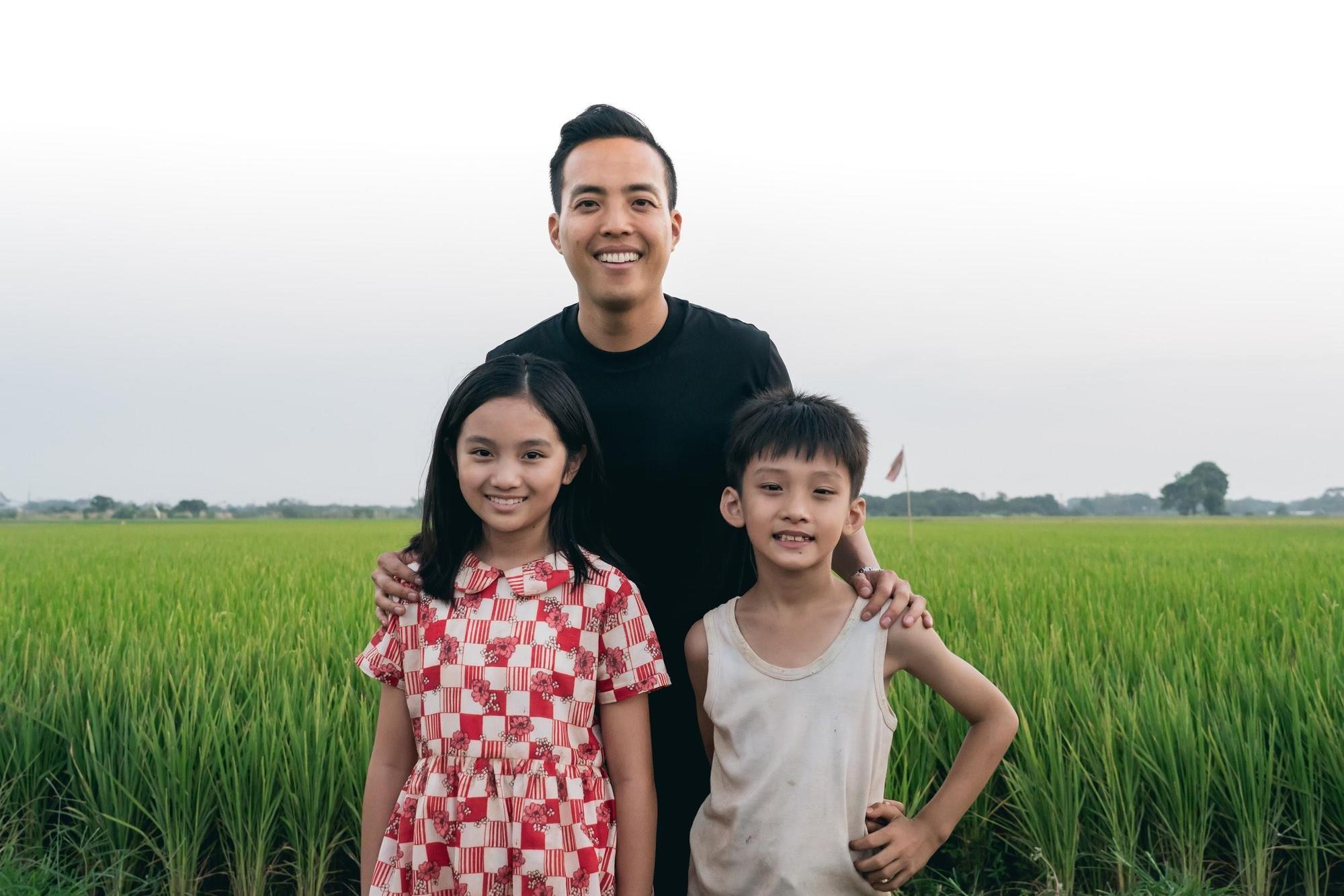 台裔美籍導演楊維榕(中)為拍攝《虎尾》來台取景,並與片中兩位小童星合影。(Netflix提供)