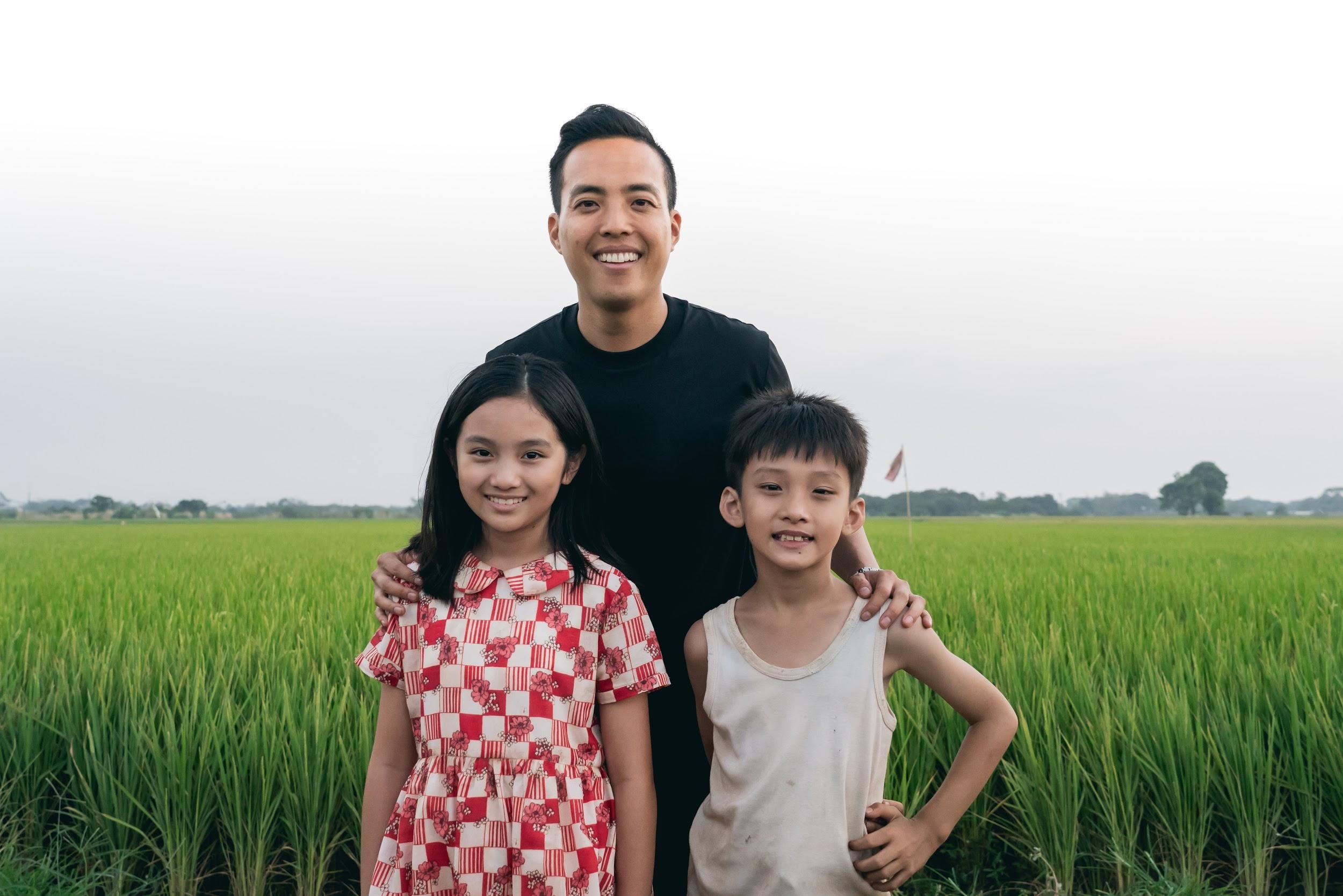 台裔美籍導演楊維榕（中）為拍攝《虎尾》來台取景，並與片中兩位小童星合影。（Netflix提供） 