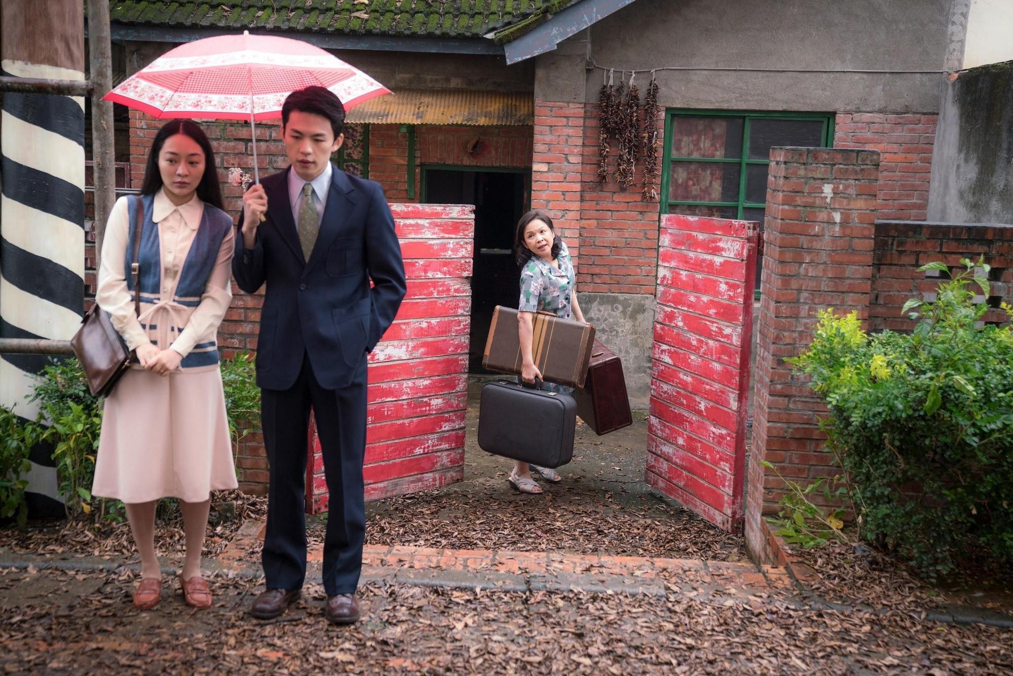 《虎尾》是楊維榕首部自編自導的作品，台灣演員楊貴媚（右起）、李鴻其和中國大陸女星李坤珏都參與演出。（Netflix提供）