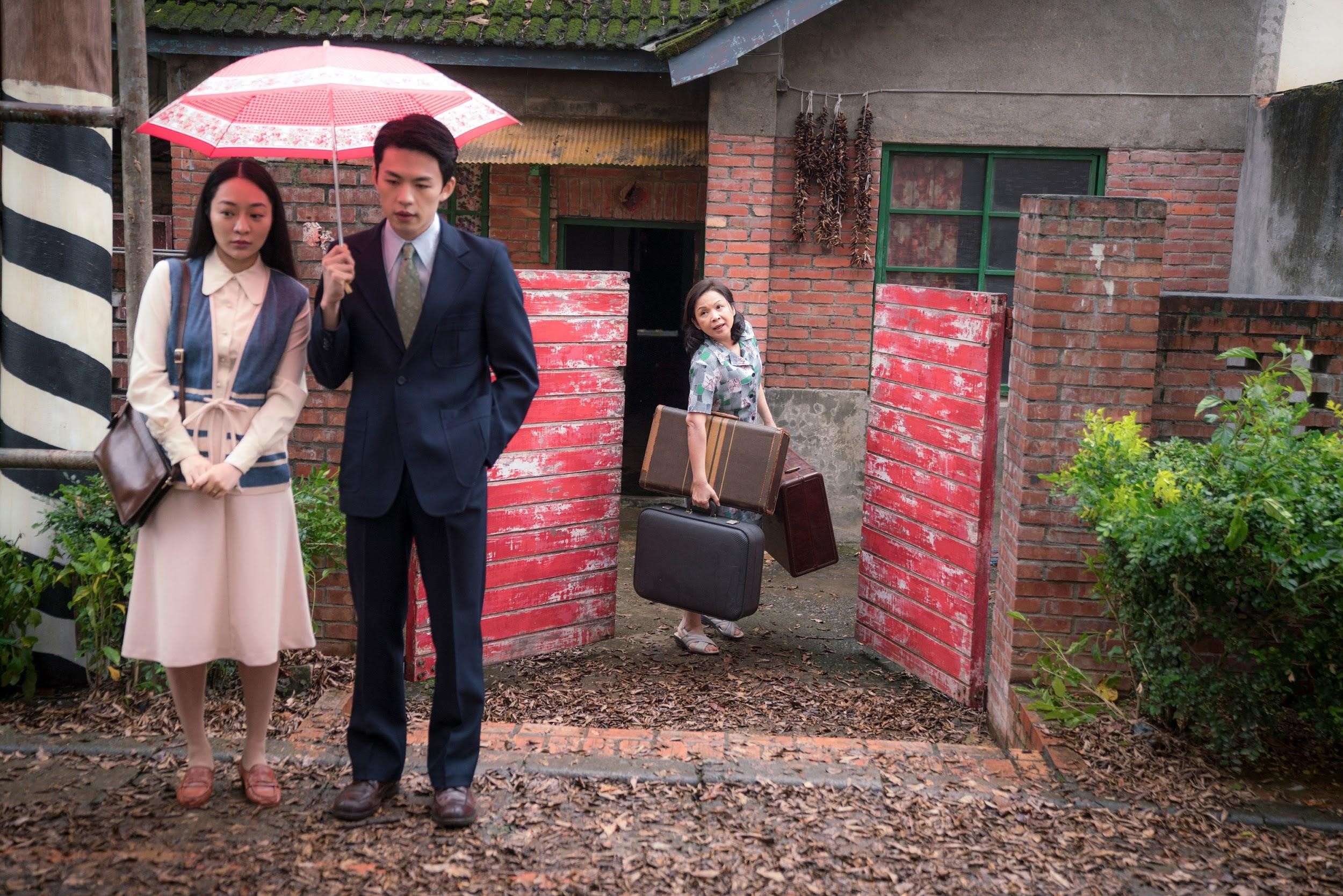 《虎尾》是楊維榕首部自編自導的作品，台灣演員楊貴媚（右起）、李鴻其和中國大陸女星李坤珏都參與演出。（Netflix提供）