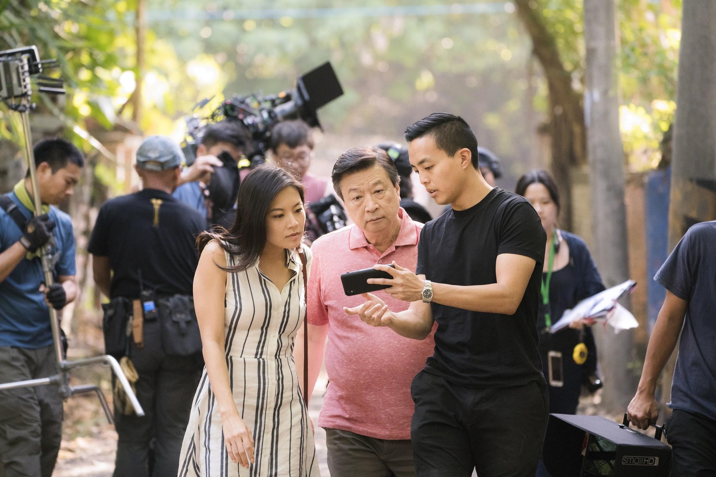 《虎尾》部分場景在台灣拍攝，導演楊維榕（右起）、演員馬泰和葛曉潔在現場討論畫面。（Netflix提供）