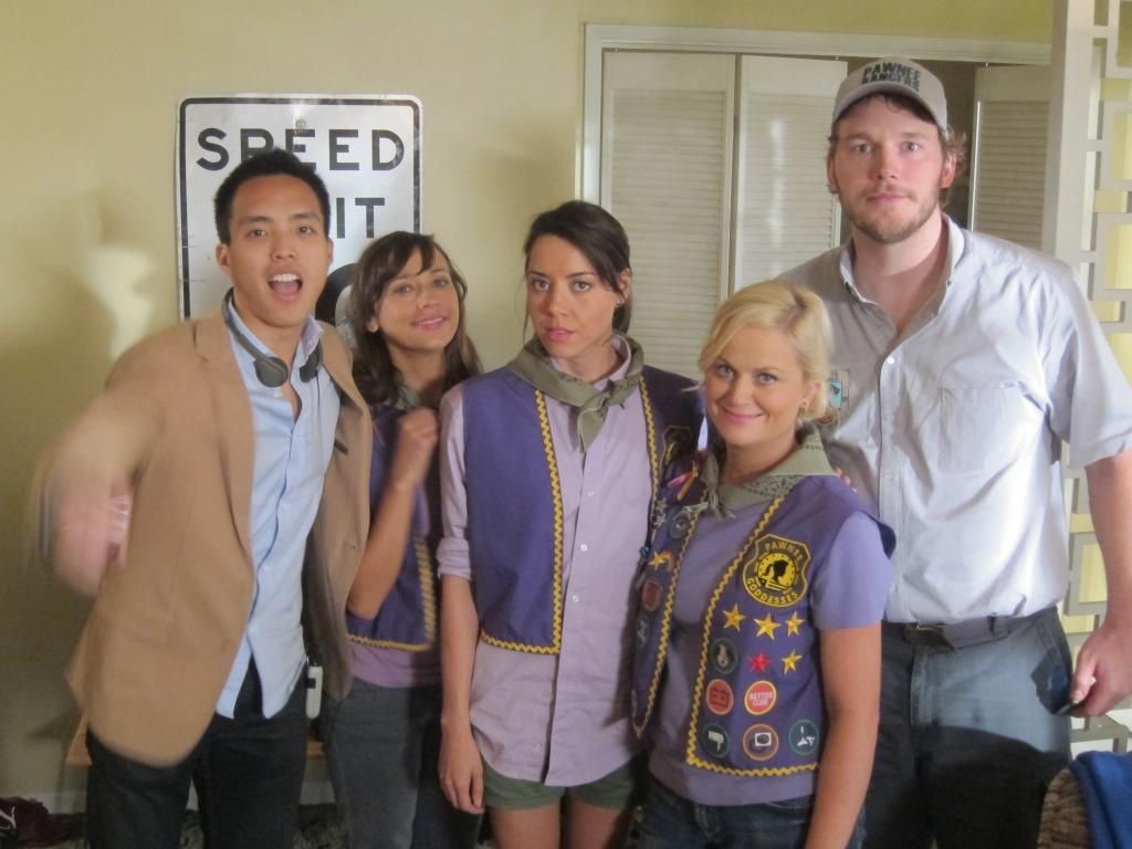 楊維榕（左一）在朋友引介下，因美劇《公園與休憩》踏進好萊塢。（翻攝自pinterest_AmyDufresneValenti）