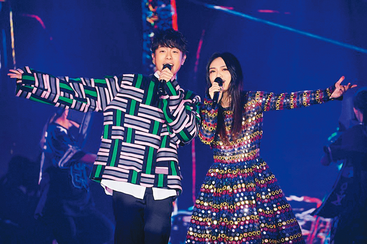 徐佳瑩（右）在參加《歌手·當打之年》總決賽時，找來好友韋禮安（左）擔任幫唱嘉賓。