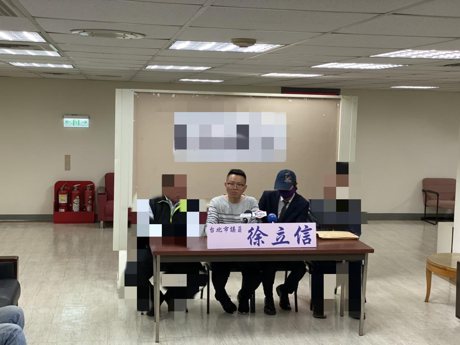 台北市議員徐立信陪同雞排店離職員工召開記者會大爆料。(徐立信辦公室提供)