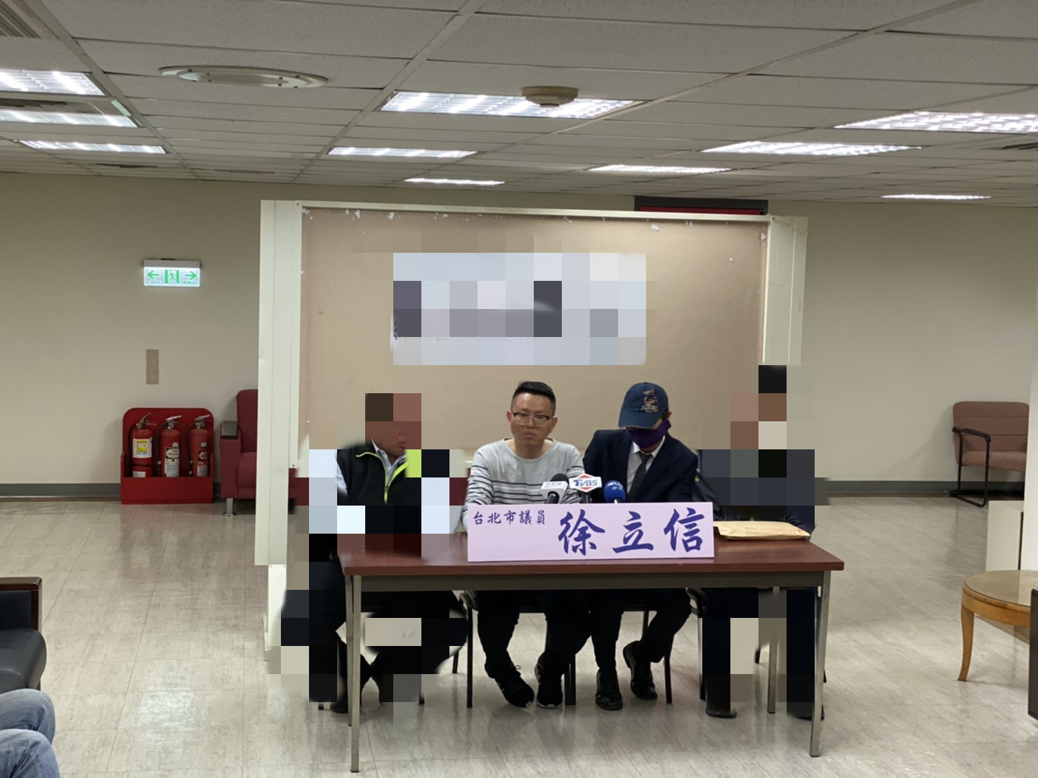 台北市議員徐立信陪同雞排店離職員工召開記者會大爆料。（徐立信辦公室提供）