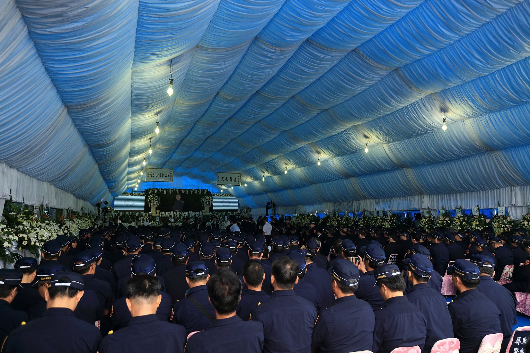 陳家欽允諾一定會盡全力爭取李承翰應有的權益,最後也不忘向李母喊話,「您不孤單,我會和所有警察弟兄陪著您繼續走下去!」(翻攝自NPA署長室)