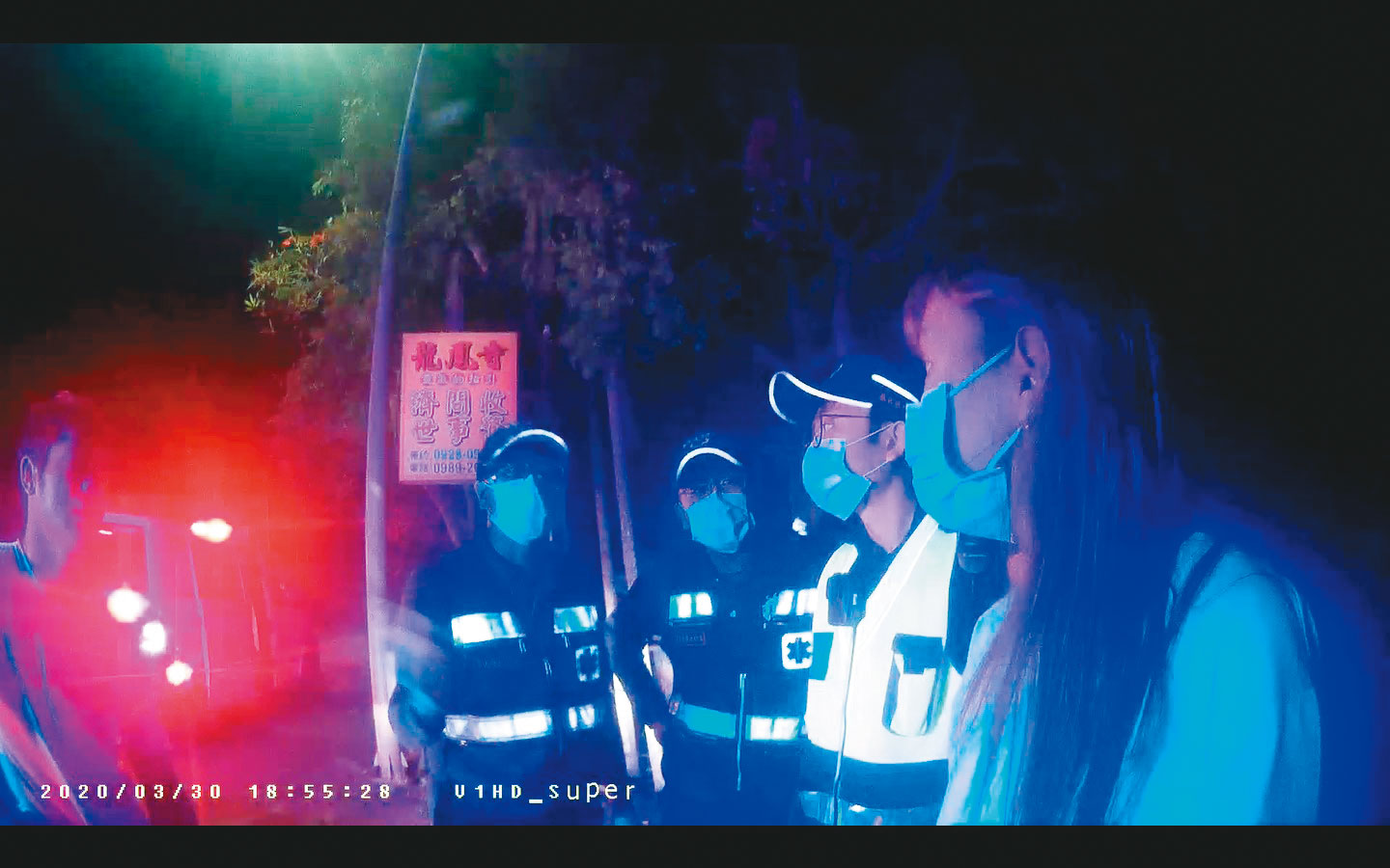 邱姓副所長（右2）3月時查獲非法移工，曾獲分局表揚。（翻攝水上分局官網）