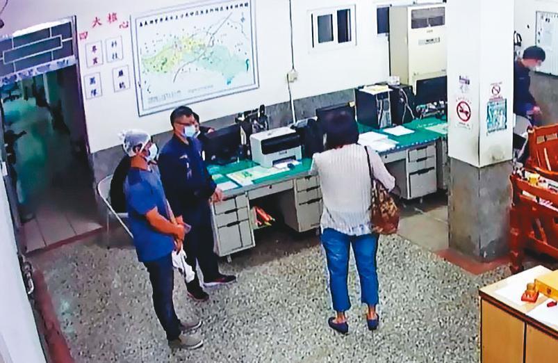 中莊派出所內的監視器拍下偵辦案件的畫面,但同支監視器也拍下他涉嫌行竊的影像。(翻攝水上分局官網)