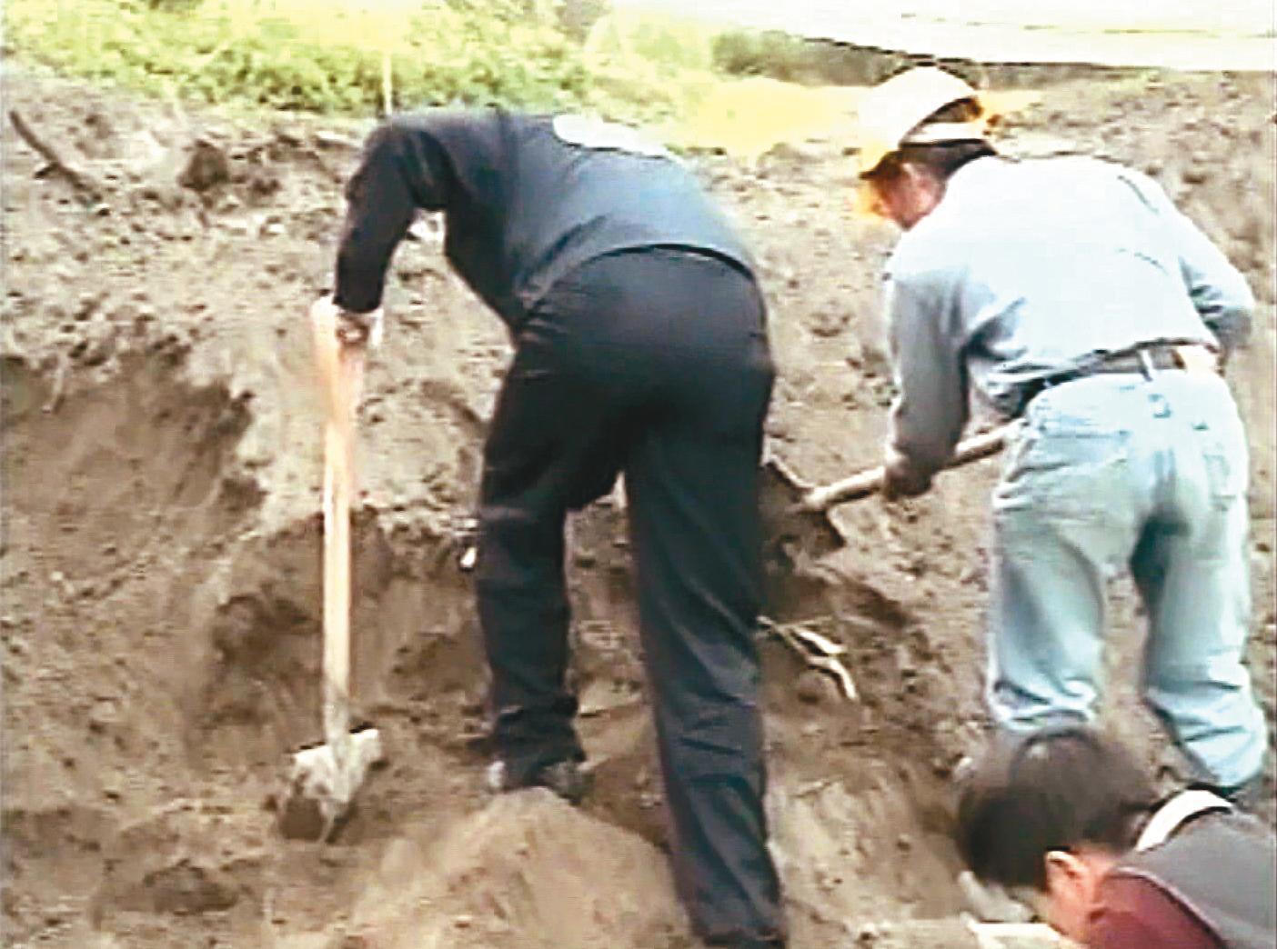 工程人員在彰化溪洲公園整地時,意外挖到一具白骨。 (東森新聞提供)