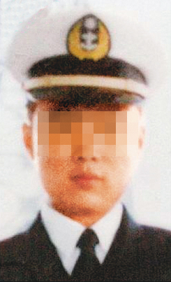 死者吳東明的父親當年持兒子服役的照片（圖）到處陳情，才讓警方得以循線逮捕凶手。（翻攝畫面）