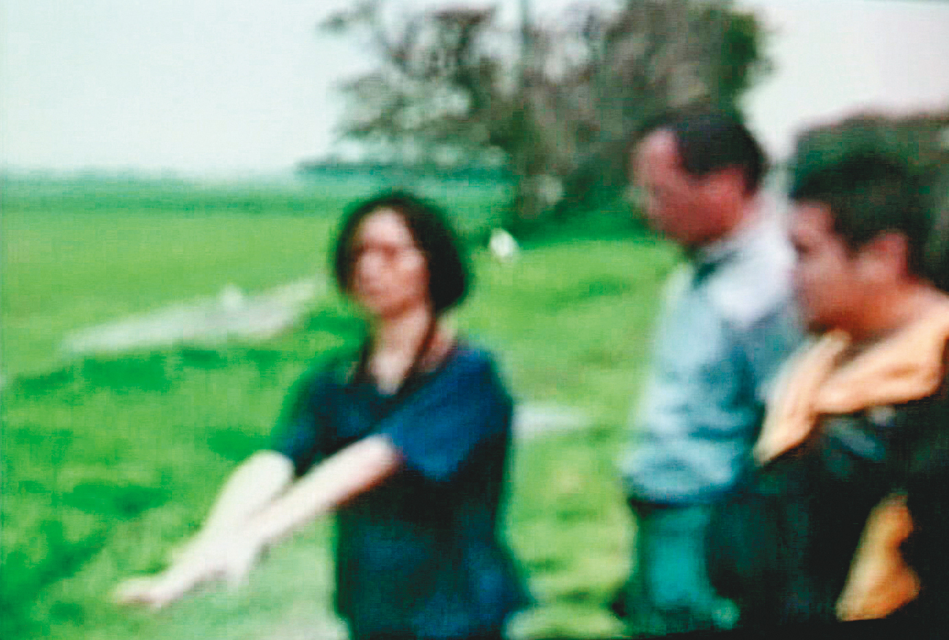 警方押解陳女（左）到現場模擬，陳女堅稱事前不知新歡要活埋男友。（東森新聞提供）