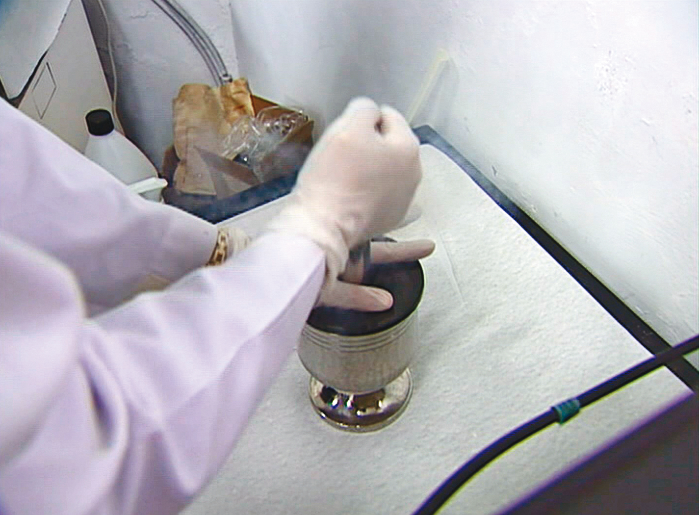 法醫鑑識用的器皿疑沾染前一名女性死者的DNA檢體，才會弄錯死者性別。（東森新聞提供）