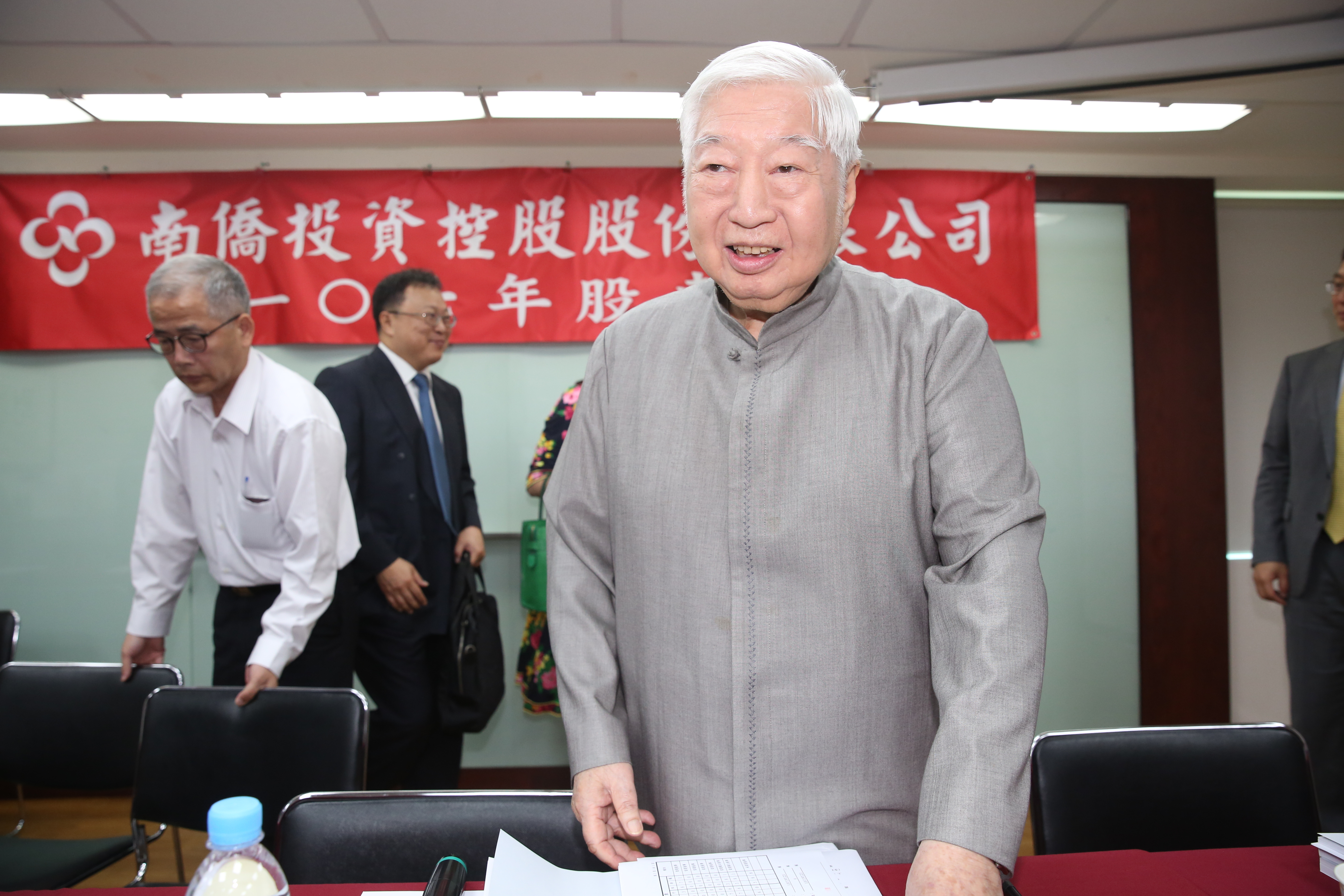 南僑會長陳飛龍堪稱最大方老闆，員工平均年薪245萬元，連續2年奪冠。