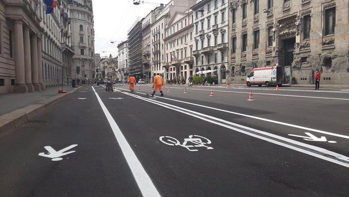 米蘭近日開始增闢自行車專用道,號稱將轉變為適合人居的未來城市。(翻攝推特@demescope)