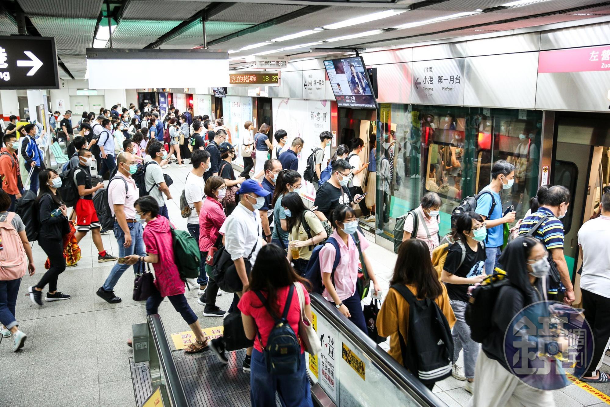 罷韓倒數不到一天，大批人潮湧入高雄捷運。