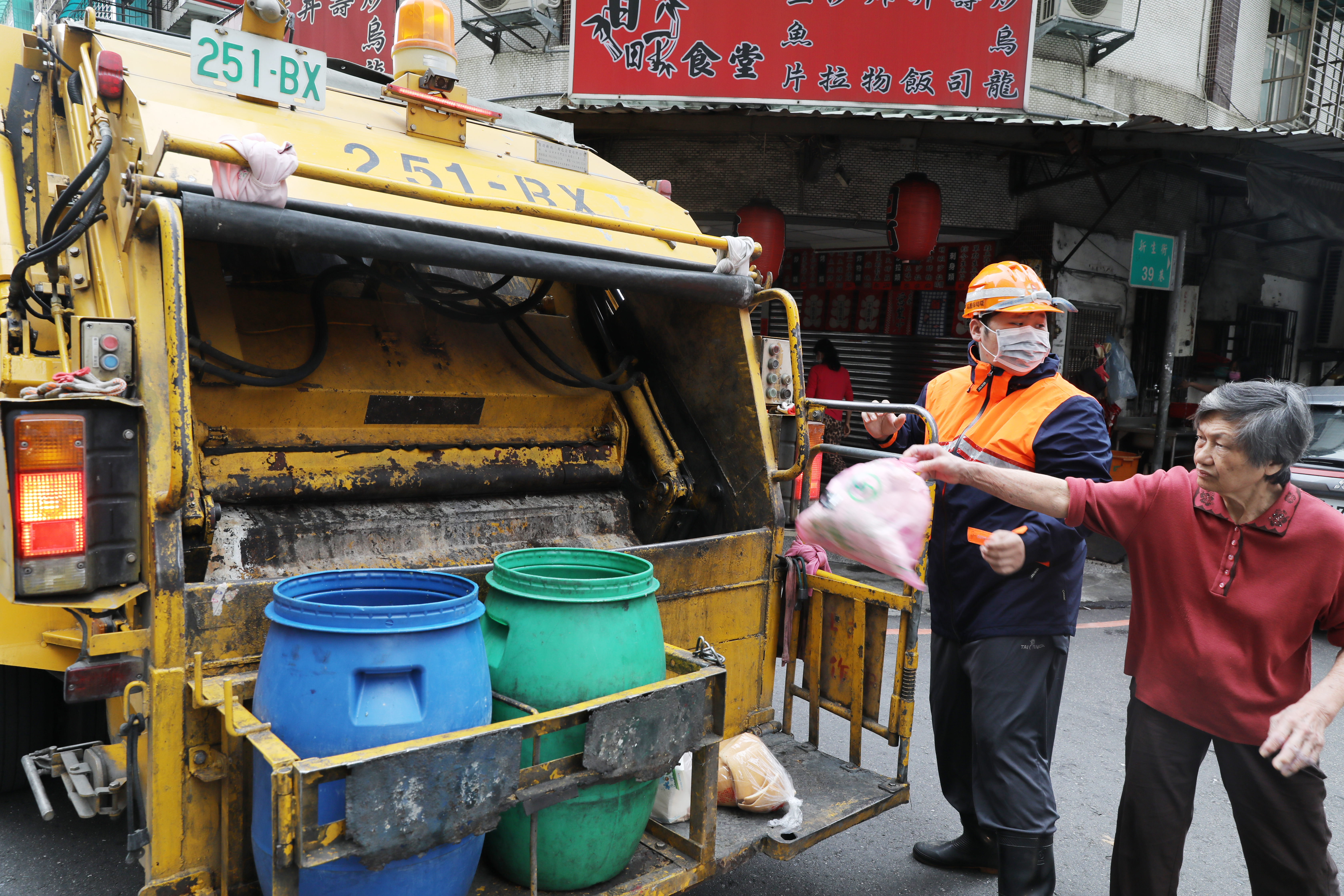 垃圾有千百種，民眾若沒妥善處理，一不小心便會造成清潔隊員受傷。