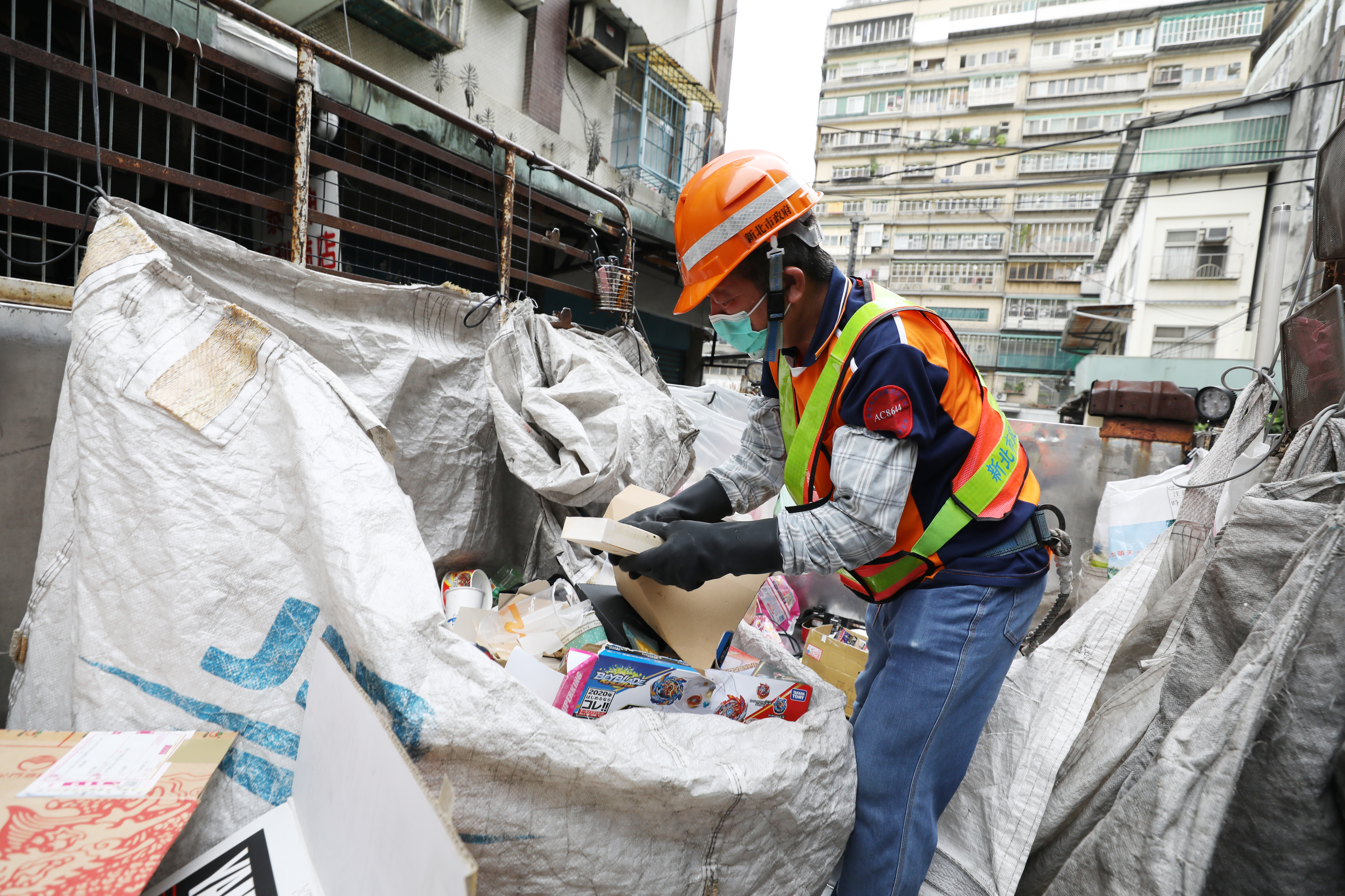 資源回收車清潔隊員的工作危險性，遠超乎人們想像。