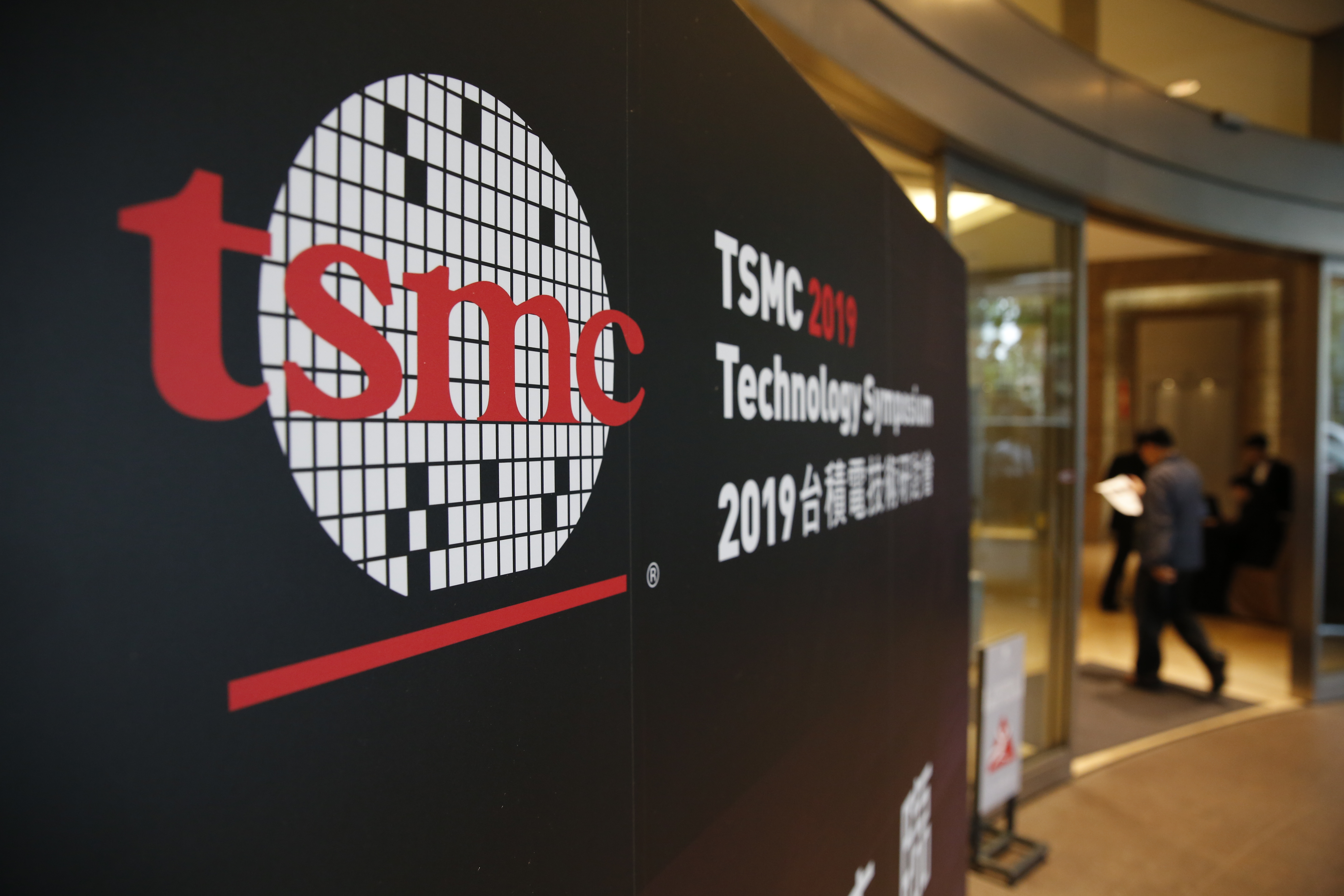 在台積電帶領下，6月以來台股天天漲，但達人提醒要小心拉高出貨的可能。