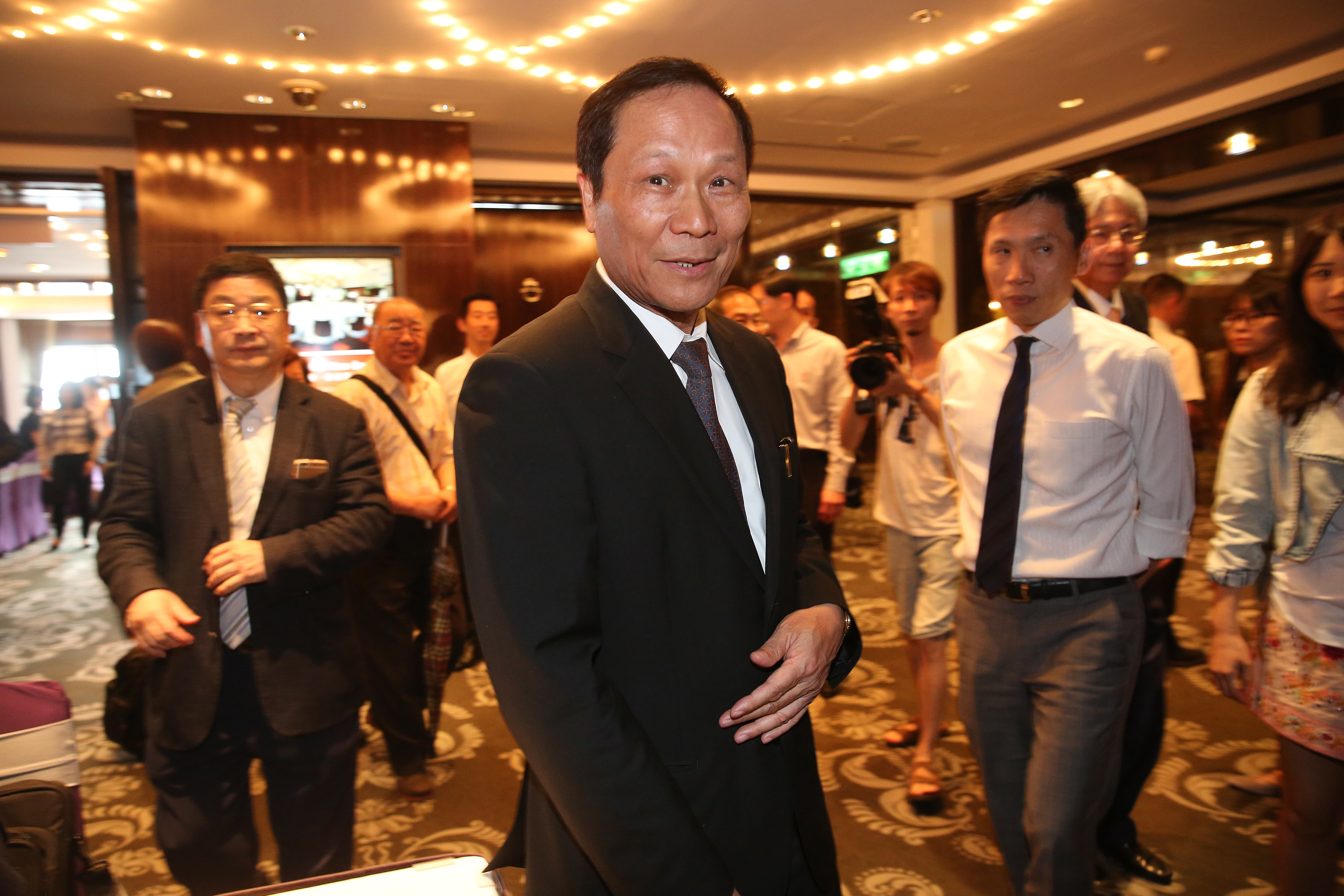 鍾榮昌出手快狠準，以不囤地、不留庫存方式滾動華固的獲利齒輪。