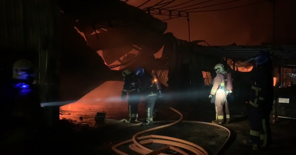 紙風車劇團設於八里的風之藝術工作室暗夜火警，烈焰衝天。（翻攝畫面）