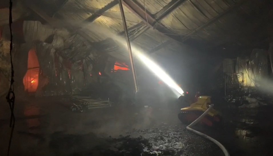 紙風車劇團工作室凌晨傳出火警。（翻攝畫面）