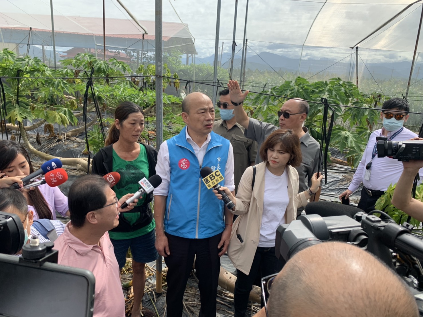 今日罷免案舉行投票，高雄市長韓國瑜一早到美濃、旗山視察木瓜農損。（高雄市政府提供）