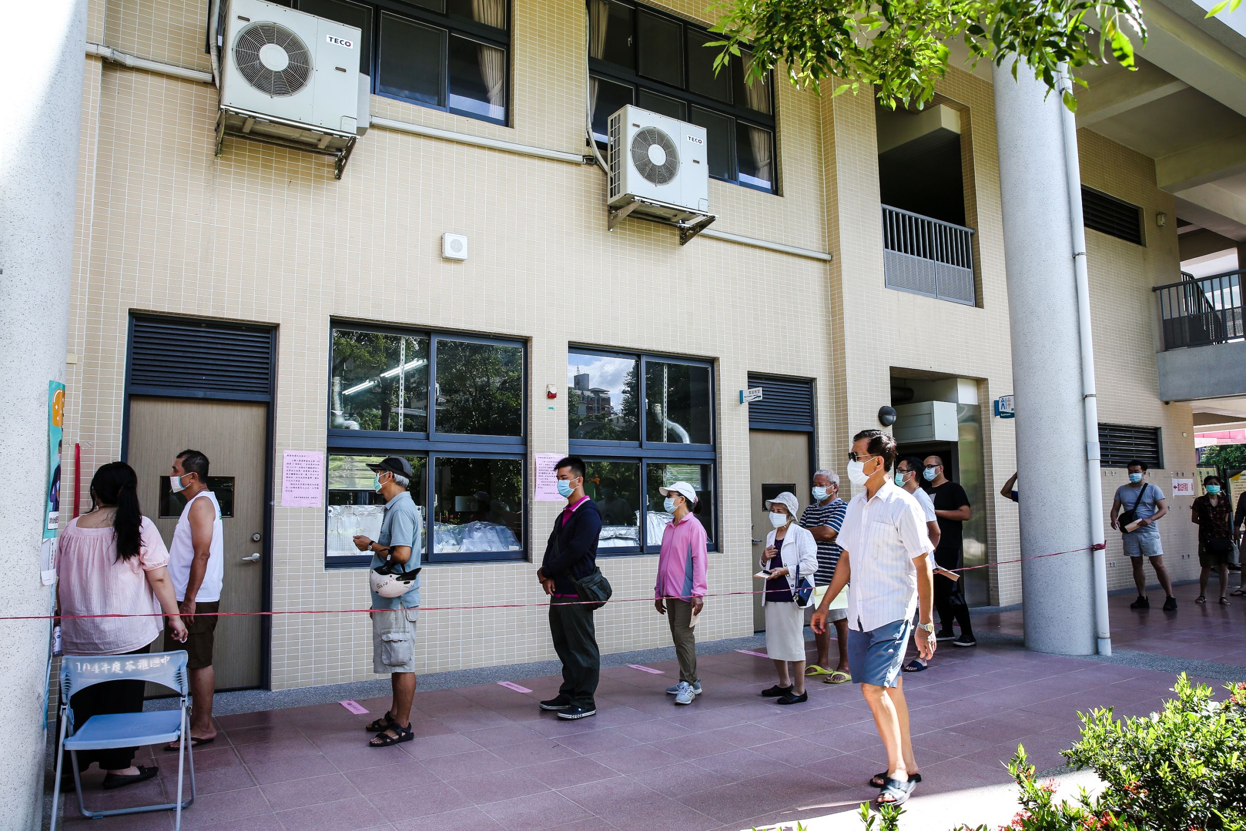 高雄市長韓國瑜罷免投票今日登場，投票所出現排隊人潮。