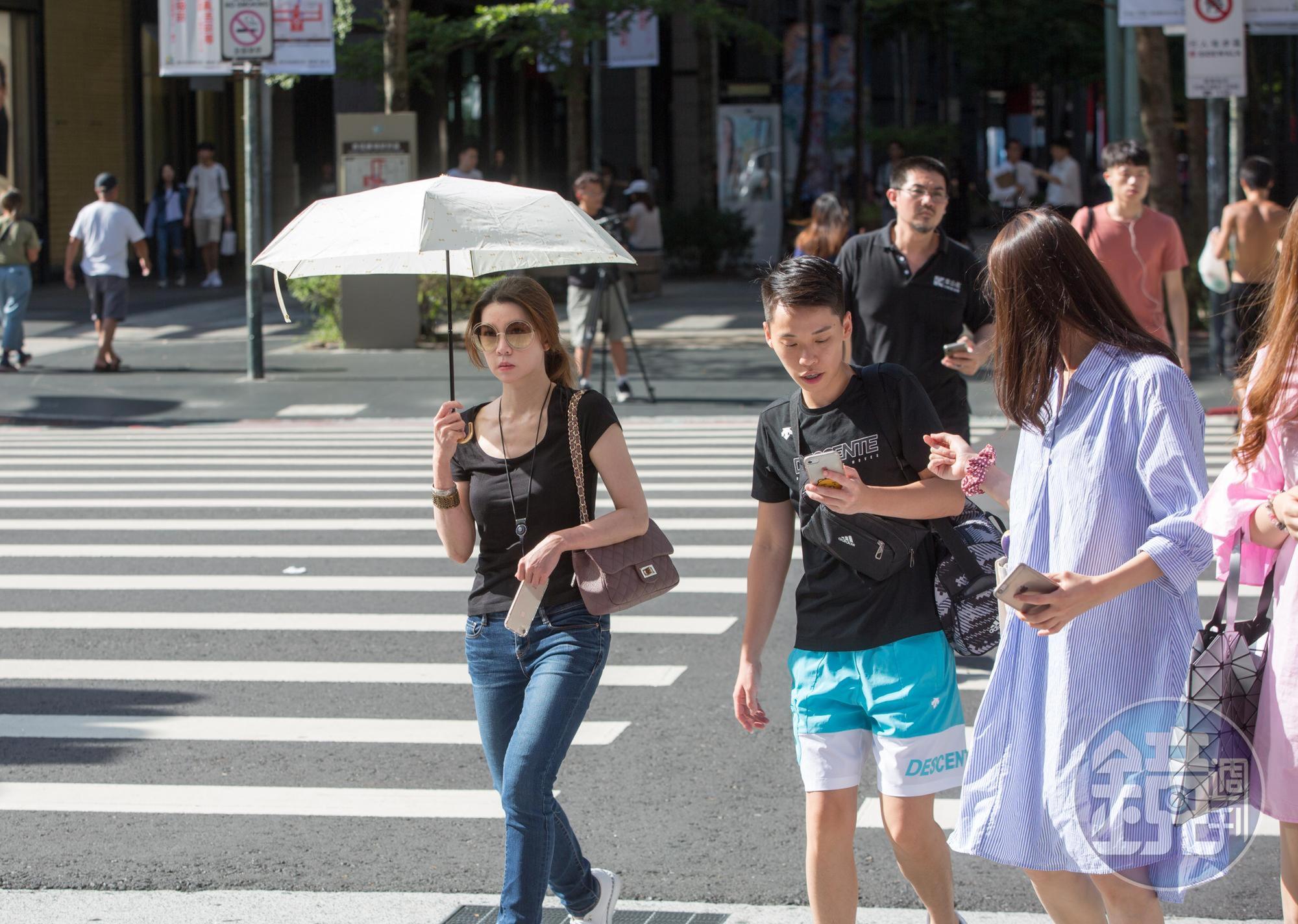 中央氣象局針對8縣市,發布「高溫警報」,民眾應注意防曬。