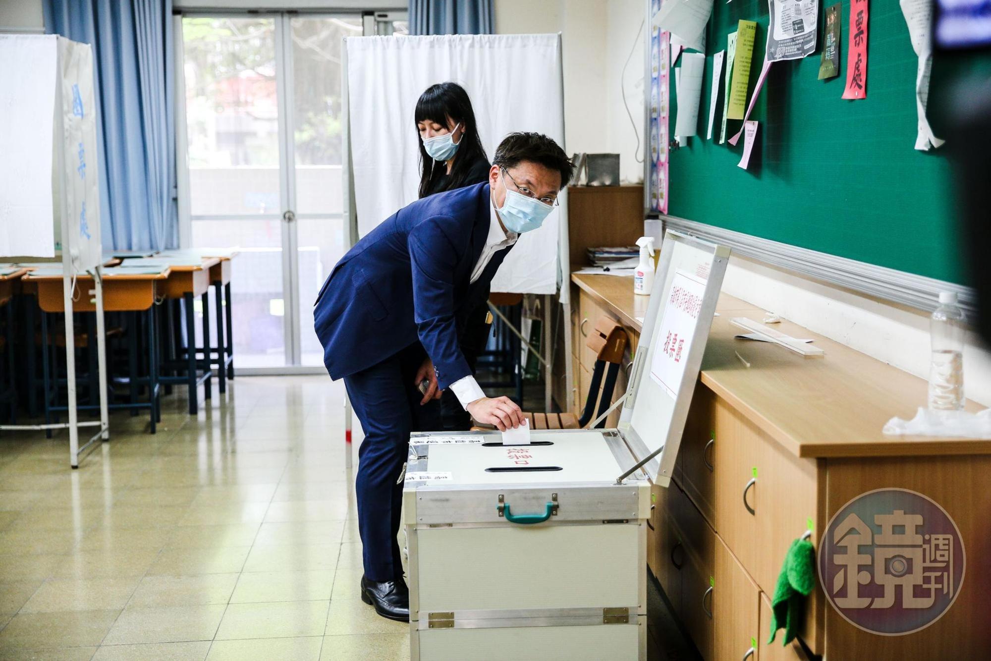 今日高雄市進行市長罷免案,趙天麟前往投票。