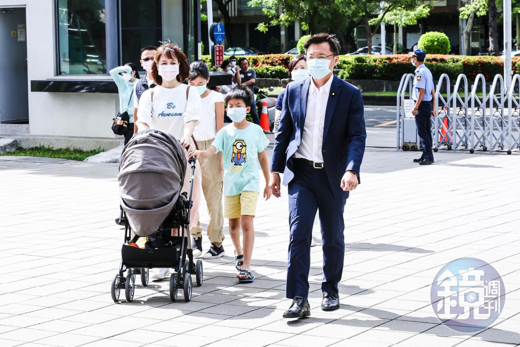 今日高雄市進行市長罷免案,趙天麟帶著妻小前往投票。