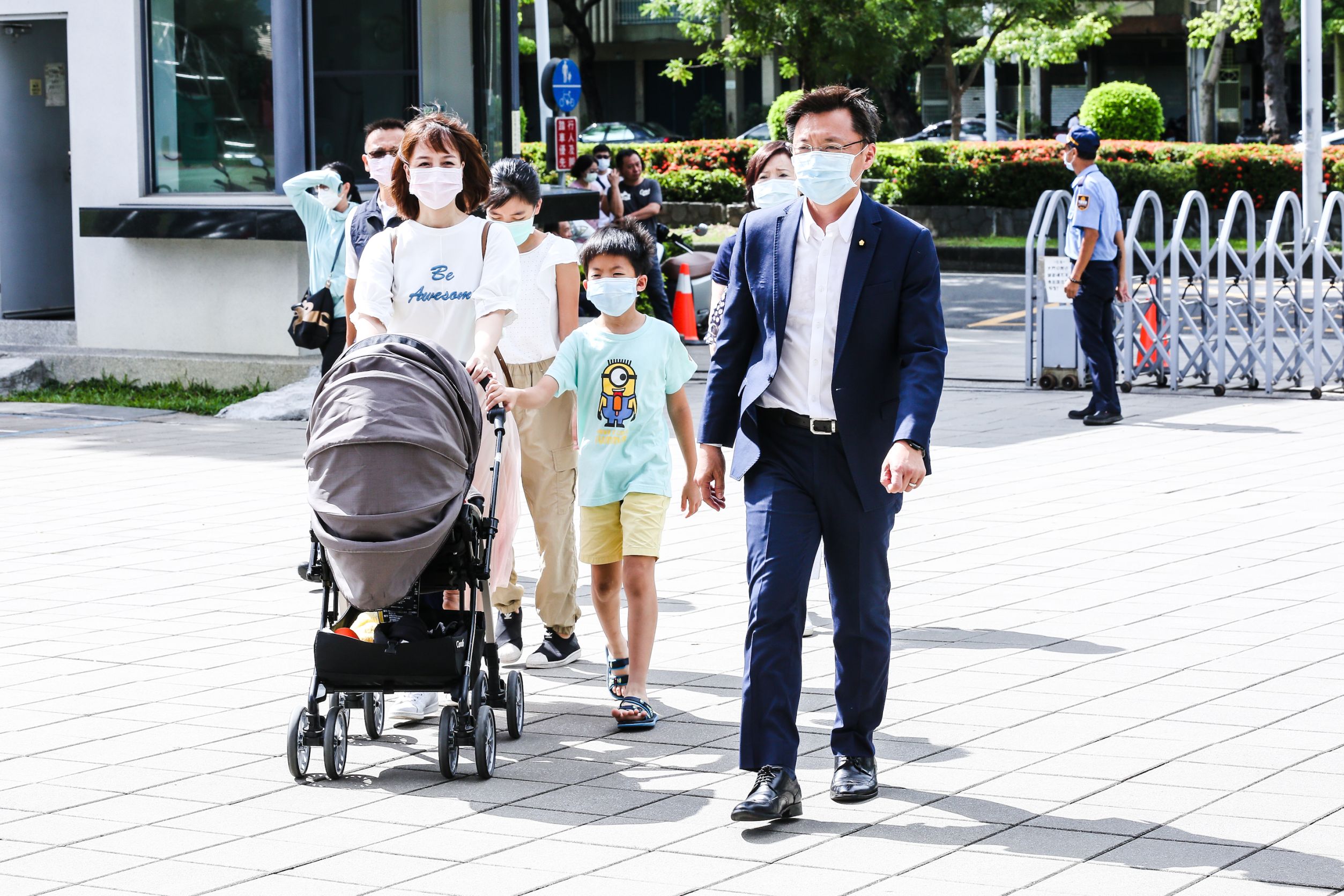 今日高雄市進行市長罷免案，趙天麟帶著妻小前往投票。