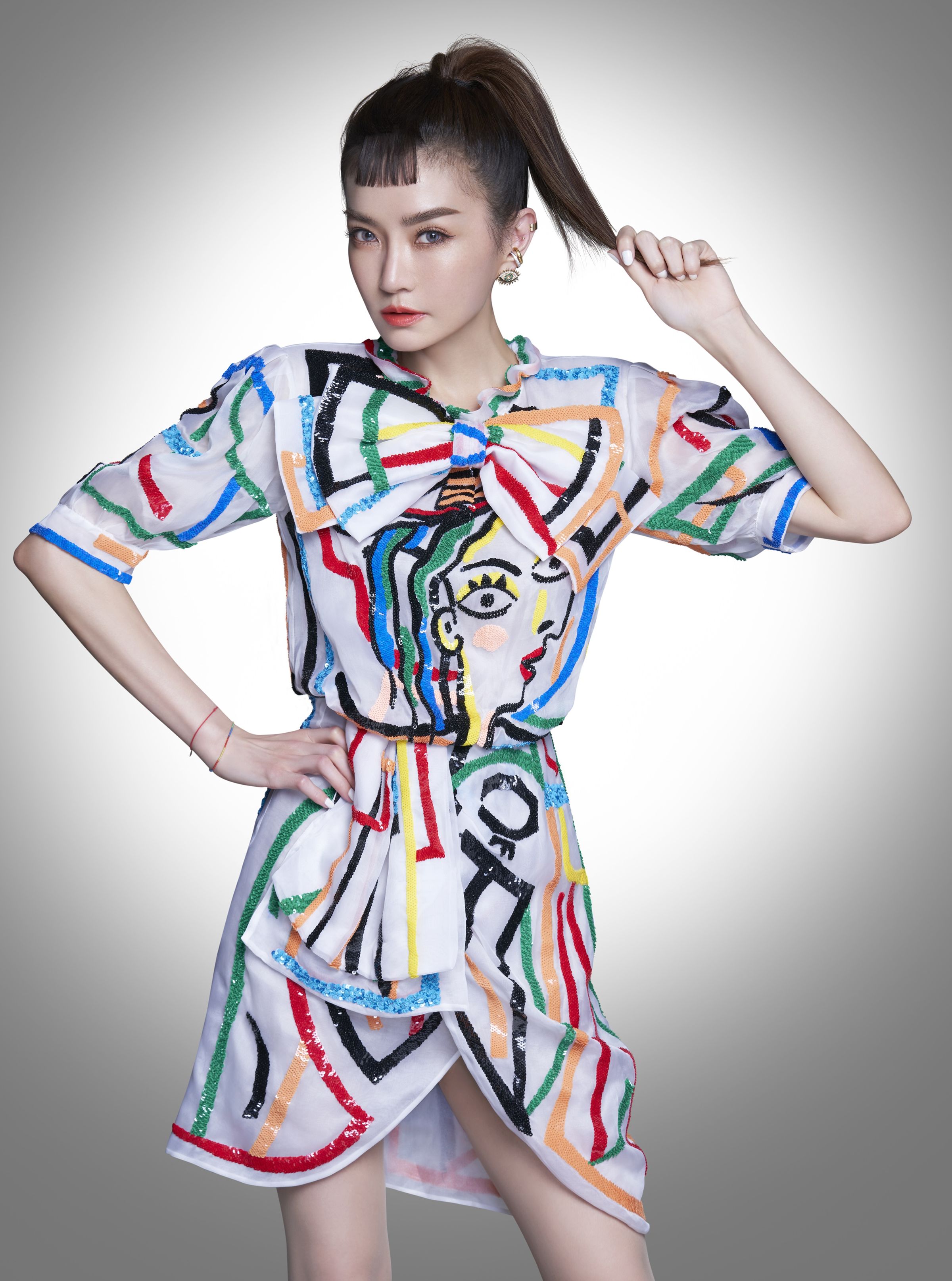 謝金燕毫不忸怩於服裝的性感，大方露出美腿線條。（藍鐘提供）