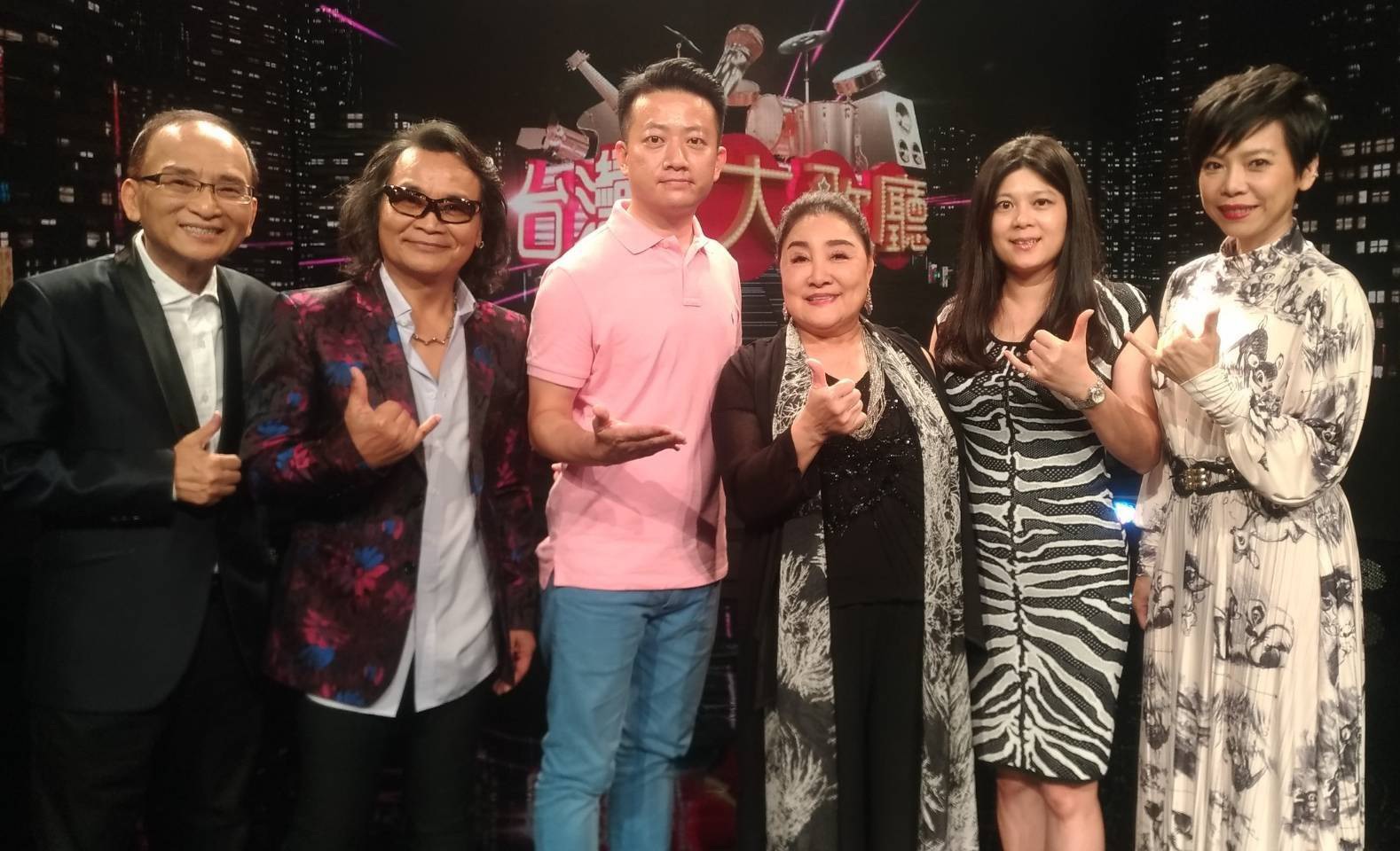 孔鏘(左起)、沈文程、紀博文、陳盈潔、袁怡雯、曾心梅,合錄《台灣大歌廳》。(信吉衛視提供)