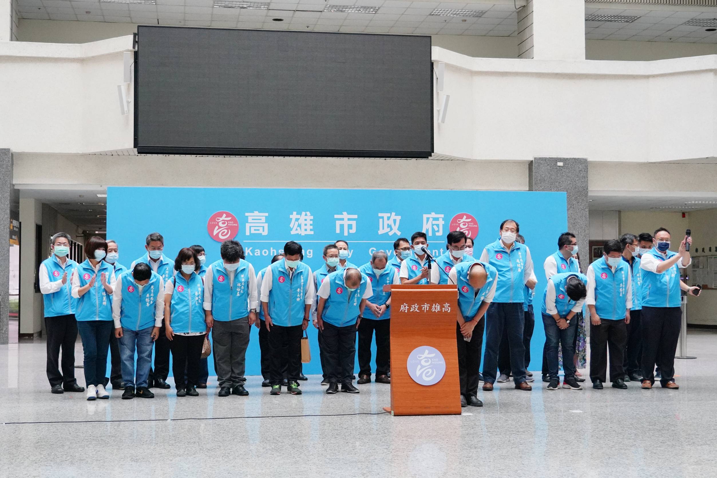 韓國瑜親自帶領市府團隊感謝市民。