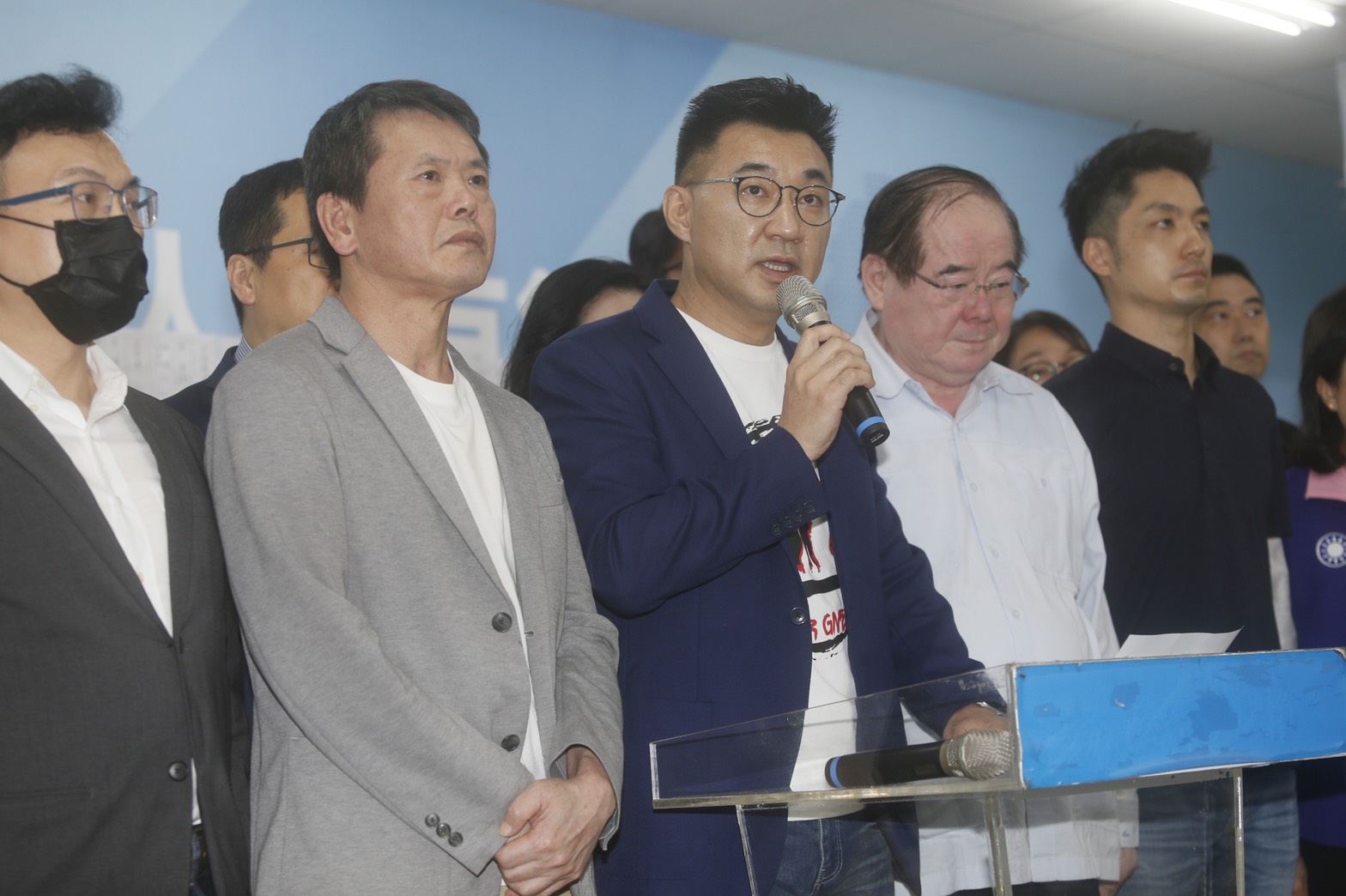 國民黨主席江啟臣表示尊重投票的結果，他將儘速與韓國瑜及黨內幹部，商討如何面對接下來的補選挑戰。