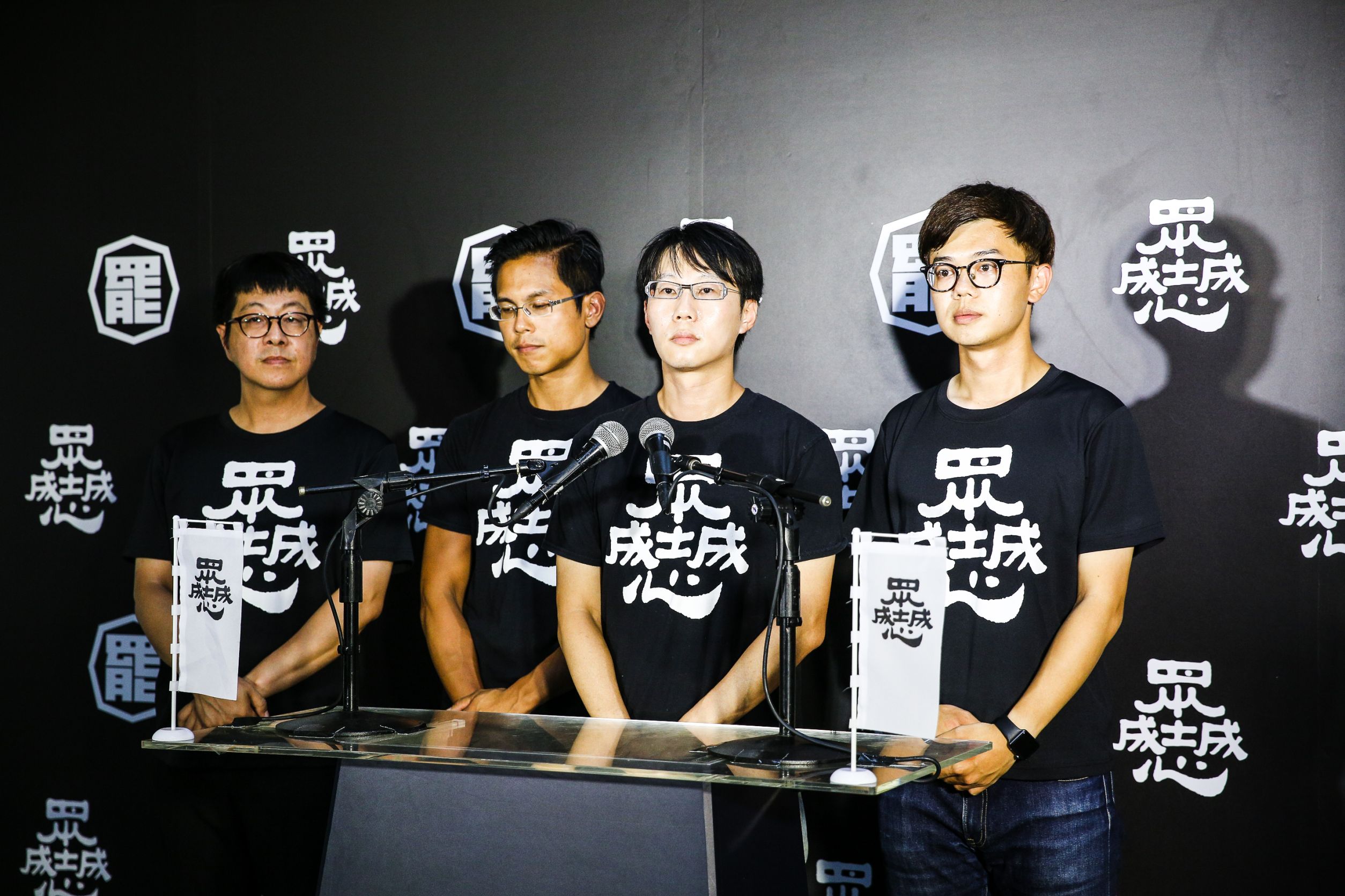 「罷韓四君子」在光復高雄總部召開國際記者會，陳冠榮（右2）哽咽地表示：我們幫高雄出了一口氣。