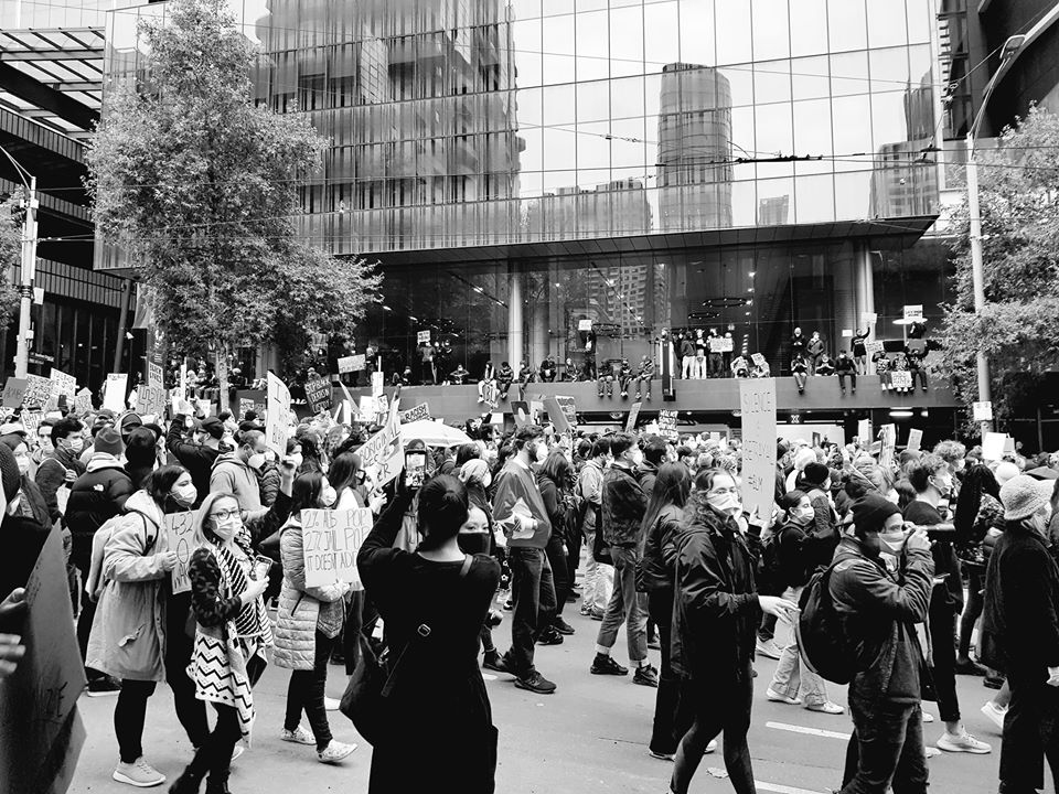 美國黑人遭警察膝蓋壓頸致死引發眾多城市的街頭示威。（網路截圖：Facebook/Black Lives Matter）