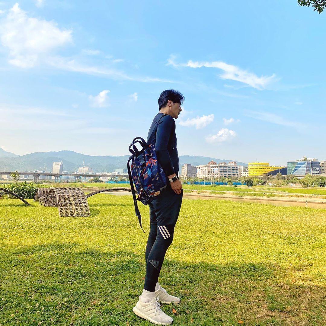謝佳見身上的EXPLORE系列深藍色尼龍彩色圖騰後背包,以童趣的繪畫方式,傳遞出師法自然的概念。(美之心提供)